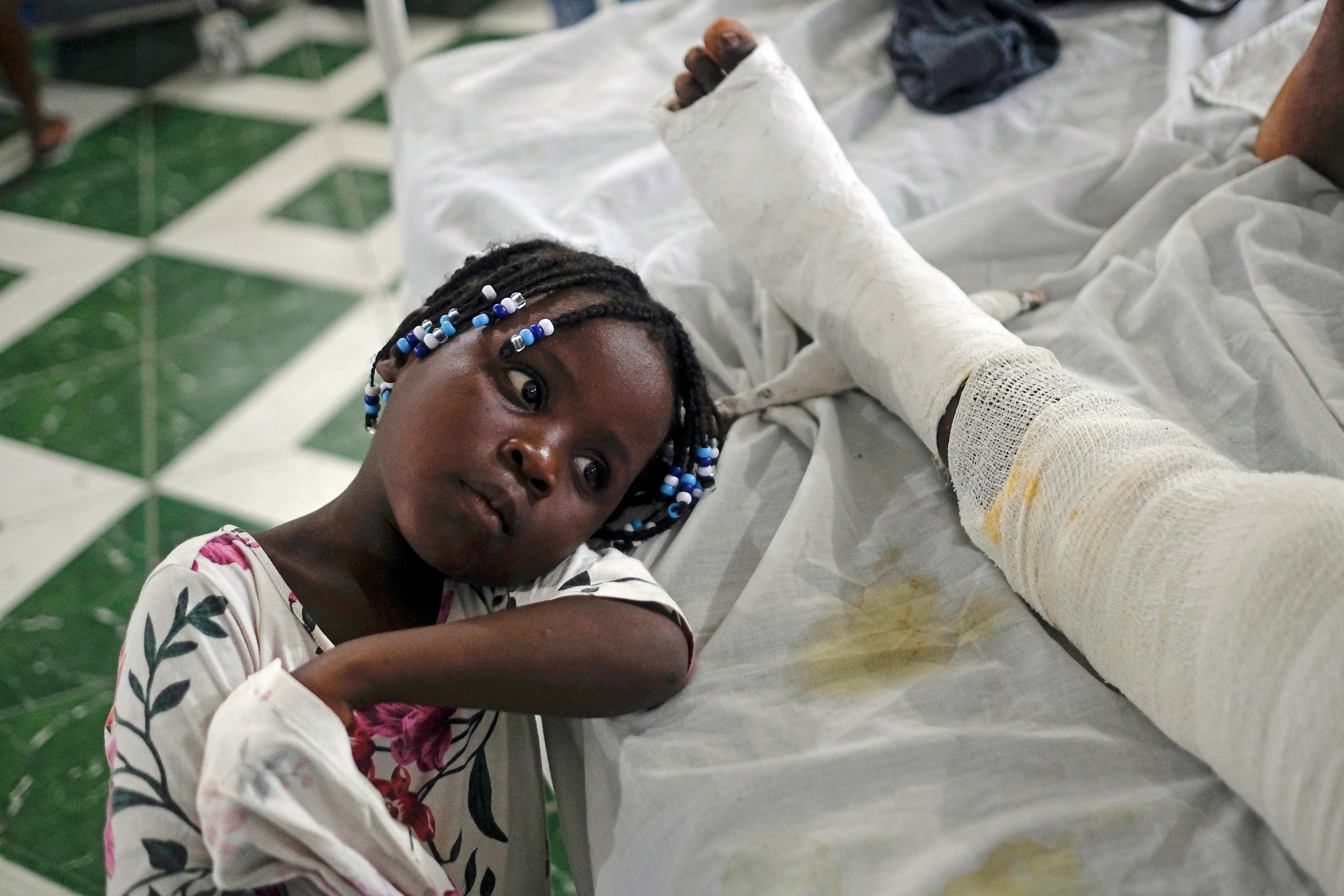 Ein Mädchen wacht bei seiner verletzten Mutter am Krankenbett (Quelle: picture alliance)