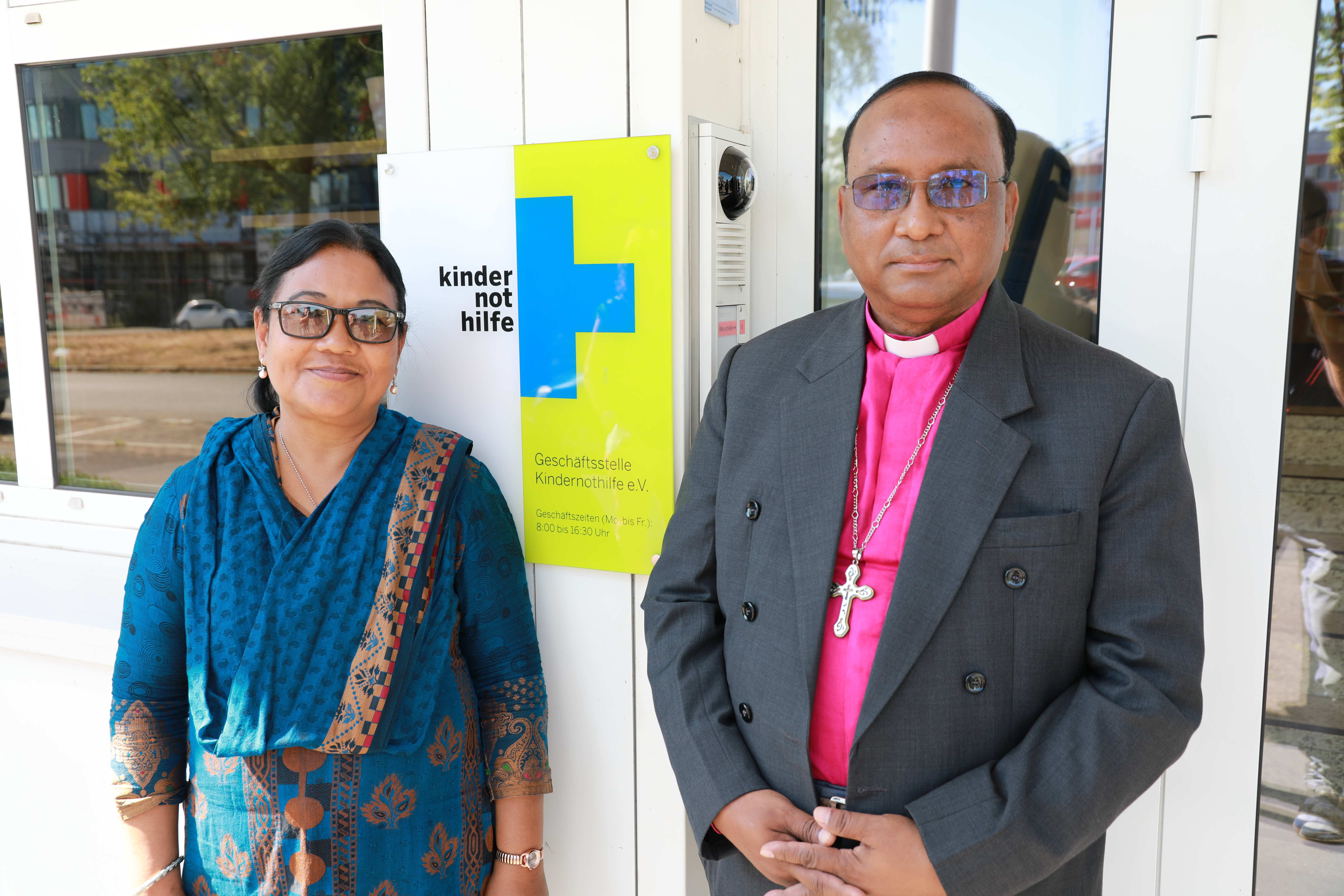 Monita Mankhin und ihr Mann, Bischof Samuel Sunil Mankhin vor der Kindernothilfe-Geschäftsstelle - beide sind ehemalige Patenkinder (Quelle: Ralf Krämer)