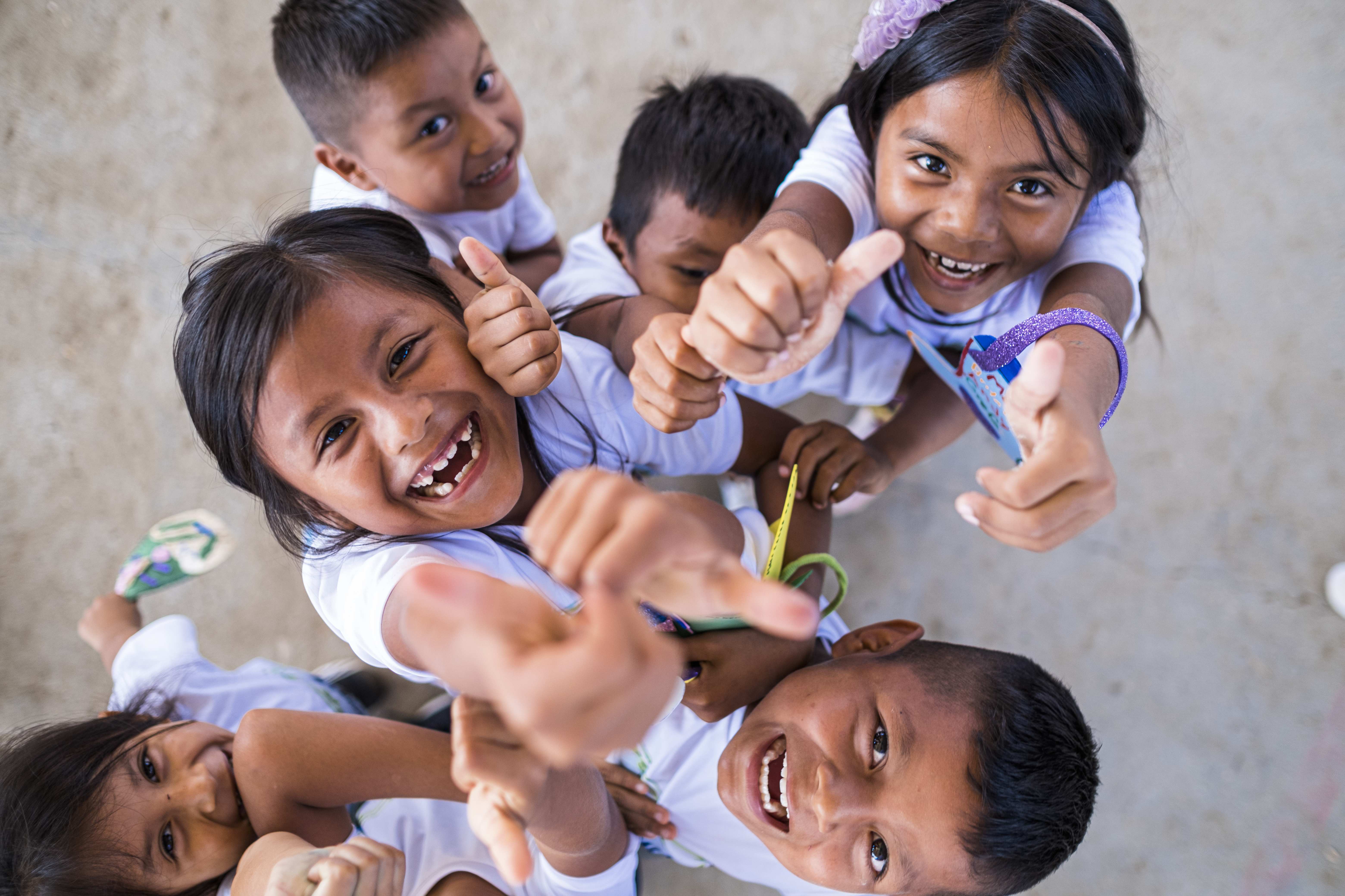Kinder aus Ecuador lachen und zeigen "Daumen hoch". (Quelle: Martin Bondzio)