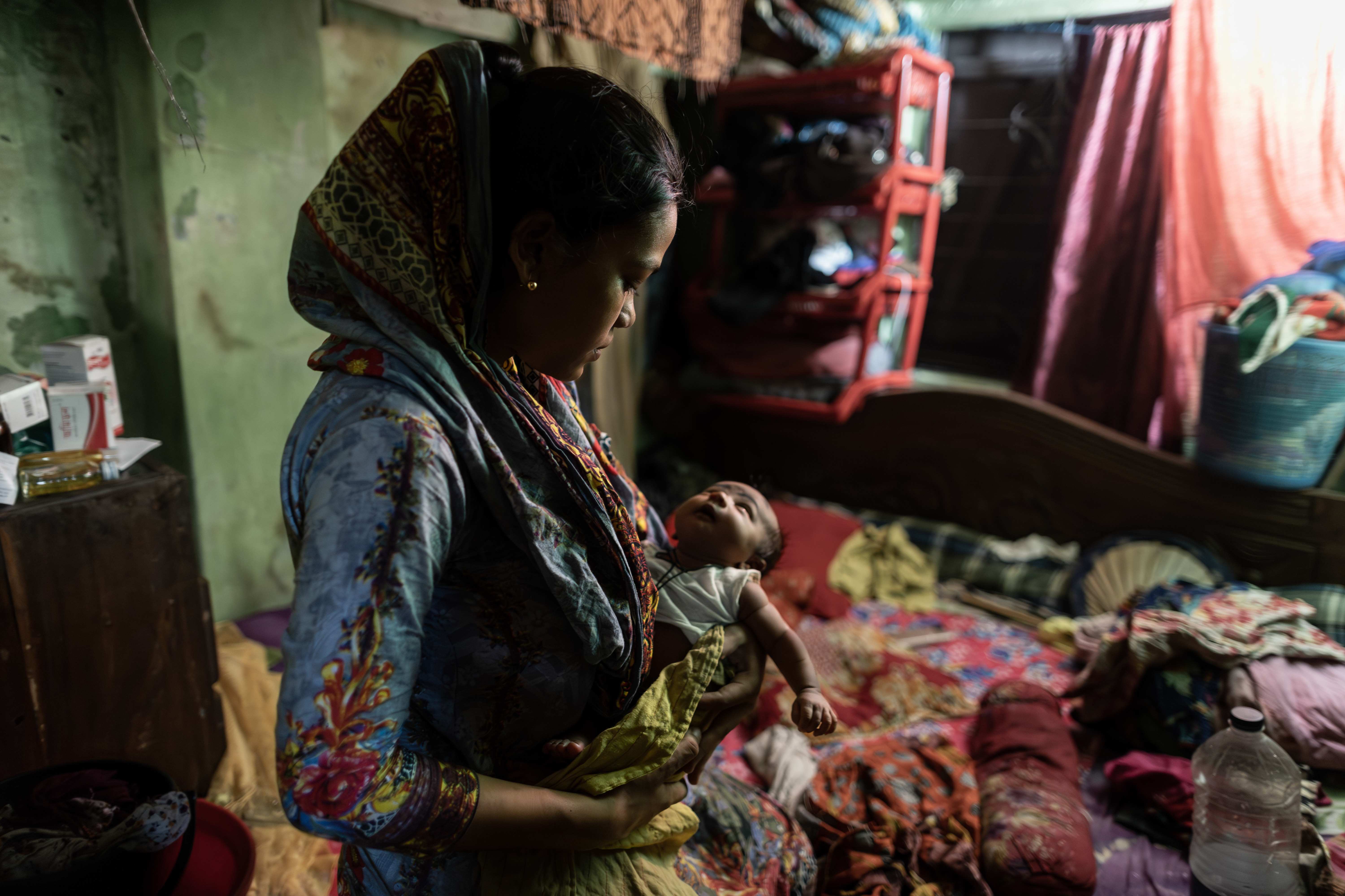 Bangladesch: Akis Baby ist erst 20 Tage alt (Quelle: Lars Heidrich)