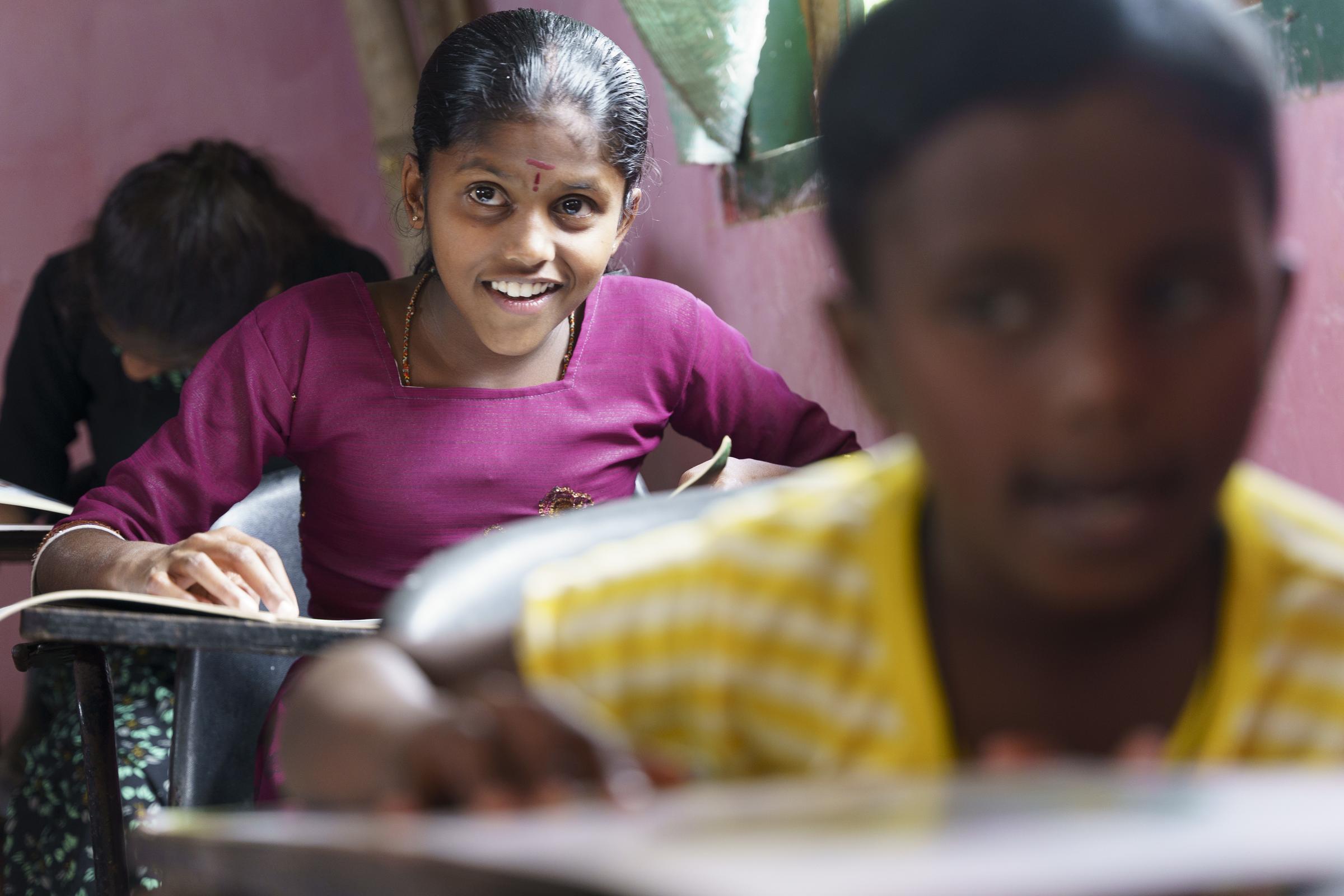 Sri Lanka: Ein Mädchen sitzt an einem Tisch und liest (Quelle: Christian Nusch)