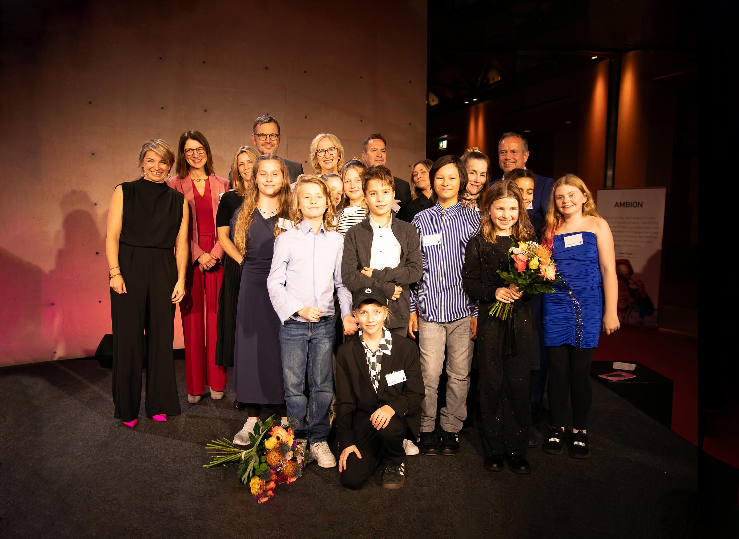 Abschlussfoto vom Kindernothilfe-Medienpreis 2024 Abschlussfoto vom Kindernothilfe-Medienpreis 2024