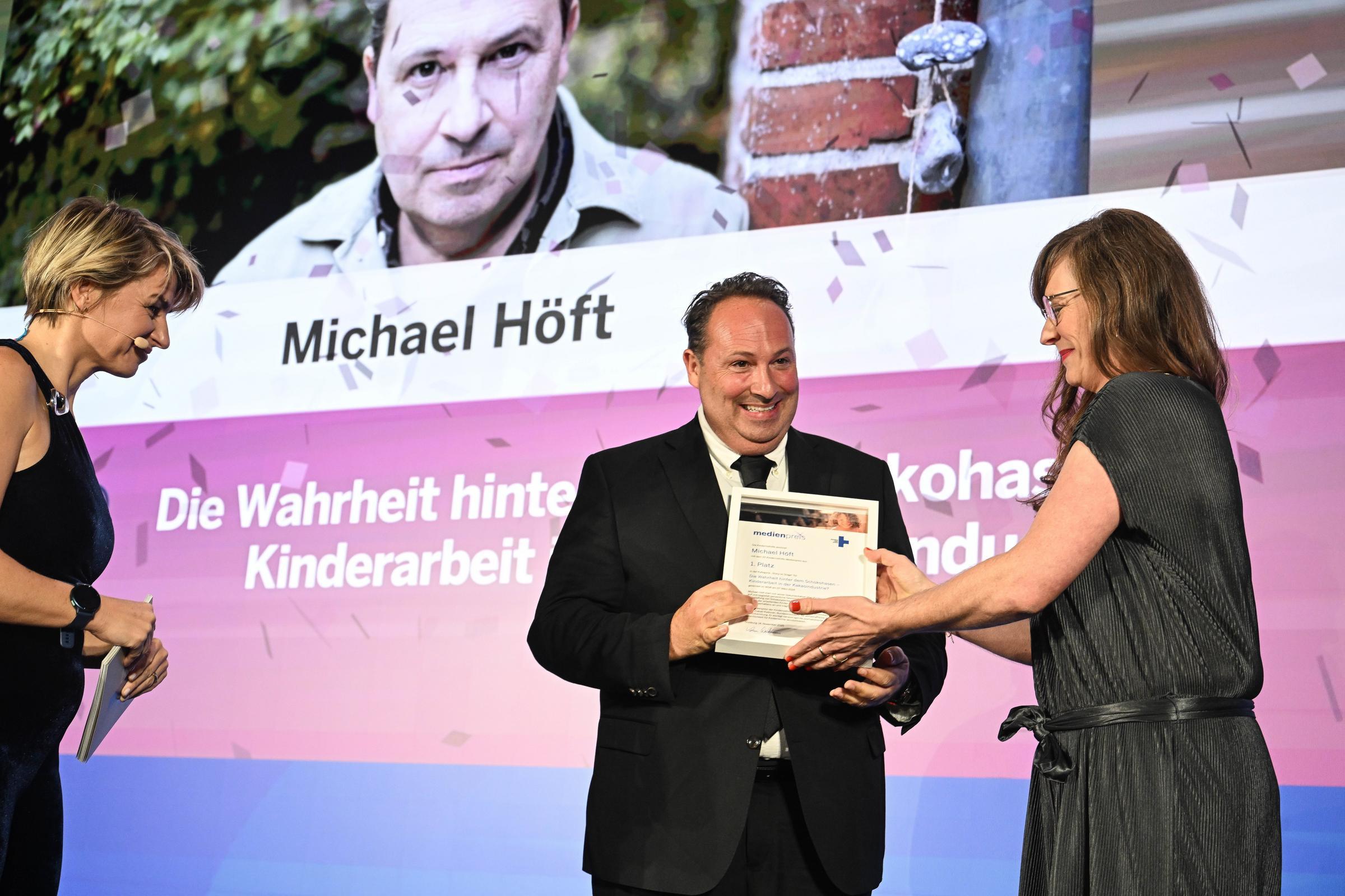 Gewinner des "Story on Stage"-Preis Michael Höft bei der Kindernothilfe-Medienpreisverleihung 2025 (Quelle: Reto Klar) Gewinner des "Story on Stage"-Preis Michael Höft bei der Kindernothilfe-Medienpreisverleihung 2025 (Quelle: Reto Klar)