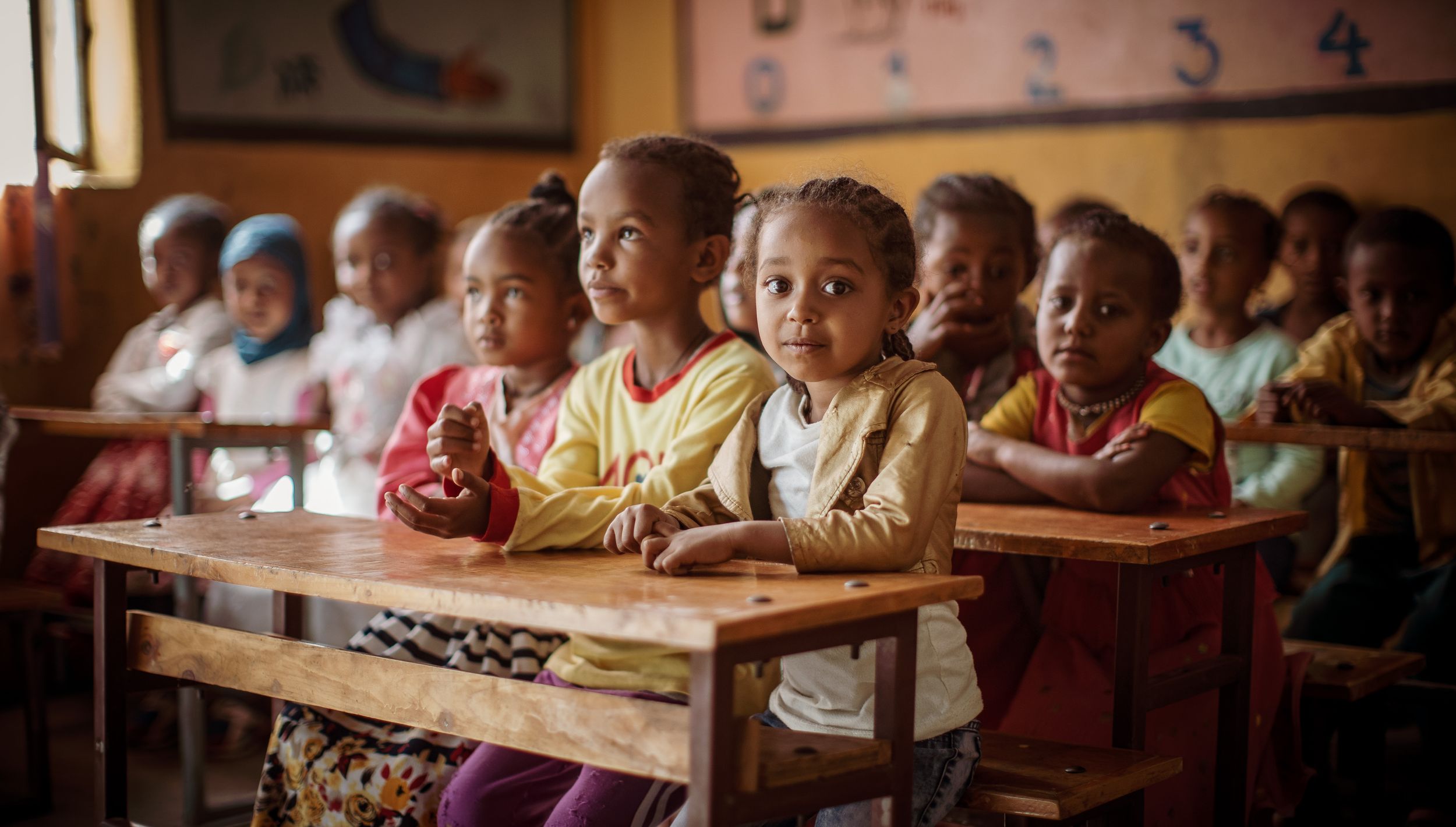 Äthiopische Kinder sitzen in ihrem Klassenraum. (Quelle: Jakob Studnar)