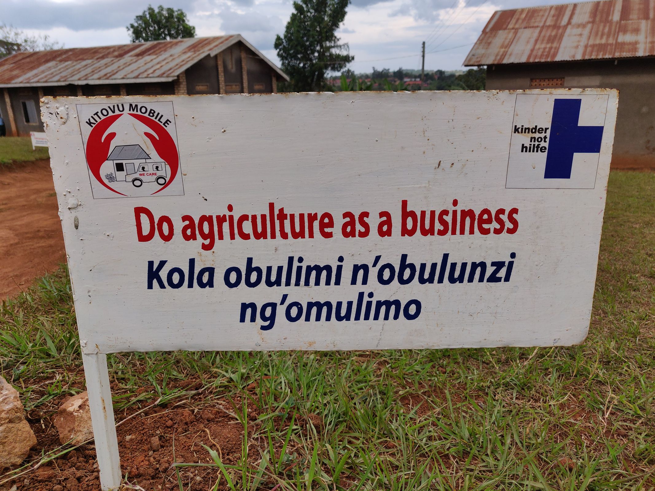 Ein Schild vor einer Farmschule mit der Aufschrift "Do agriculture as business". (Quelle: Katharina Drzisga)