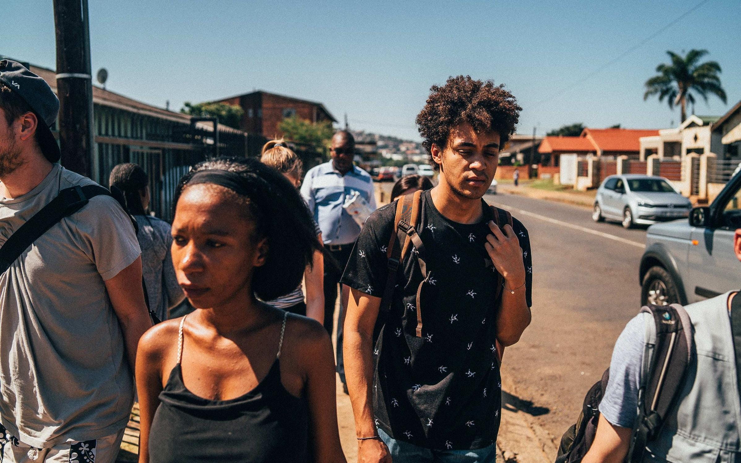 Reportage: Auf den Straßen von Südafrika; Foto: Sozialarbeiterin Lungi in Gruppe von Menschen (Quelle: Dillan White / Kindernothilfe)
