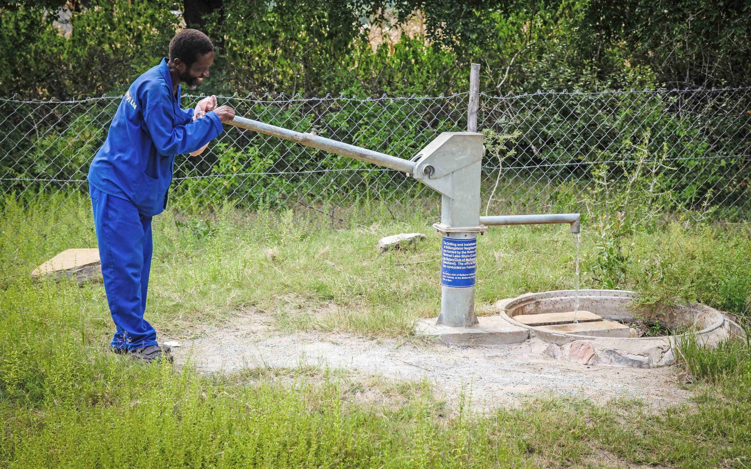 Foto: Ein Landwirtschaftsexperte pumpt Wasser in ein Auffangbecken (Quelle: Ralf Krämer, Kindernothilfe)