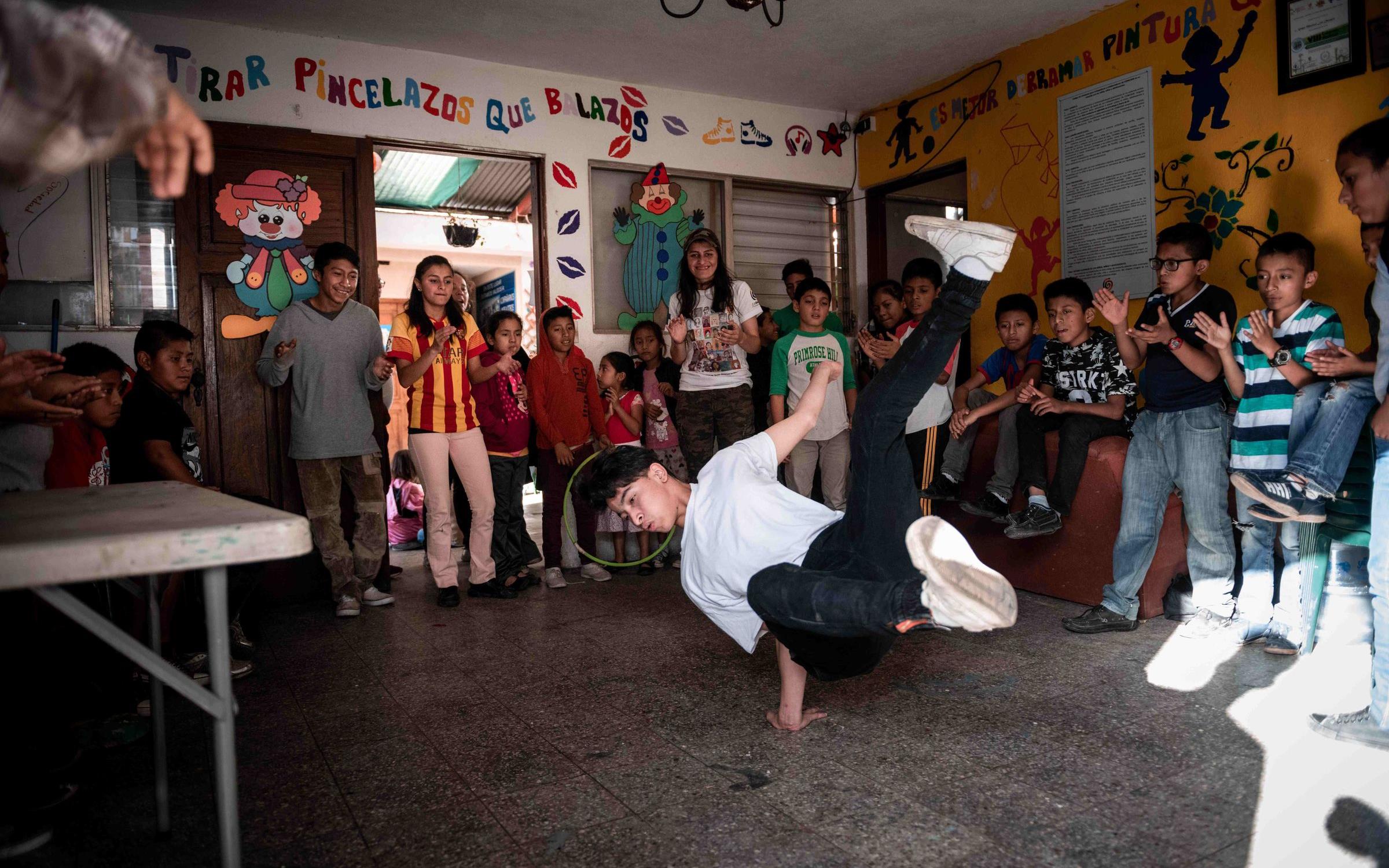 Reportage Guatemala; Foto: Kind tanzt, andere schauen zu (Quelle: Fabian Strauch / Kindernothilfe) Reportage Guatemala; Foto: Kind tanzt, andere schauen zu (Quelle: Fabian Strauch / Kindernothilfe)