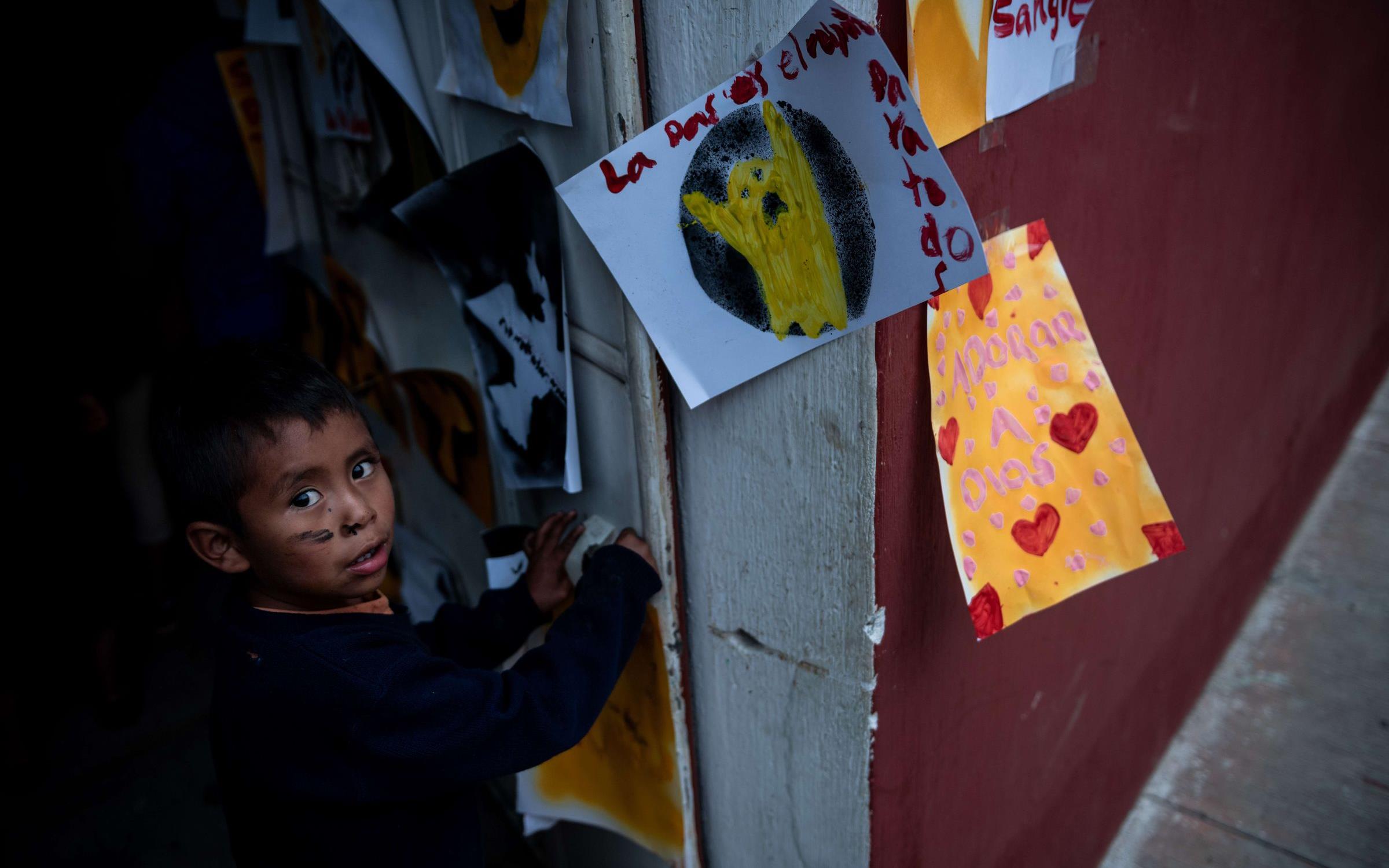 Reportage Guatemala; Foto: Kind hängt Bild auf (Quelle: Fabian Strauch / Kindernothilfe) Reportage Guatemala; Foto: Kind hängt Bild auf (Quelle: Fabian Strauch / Kindernothilfe)