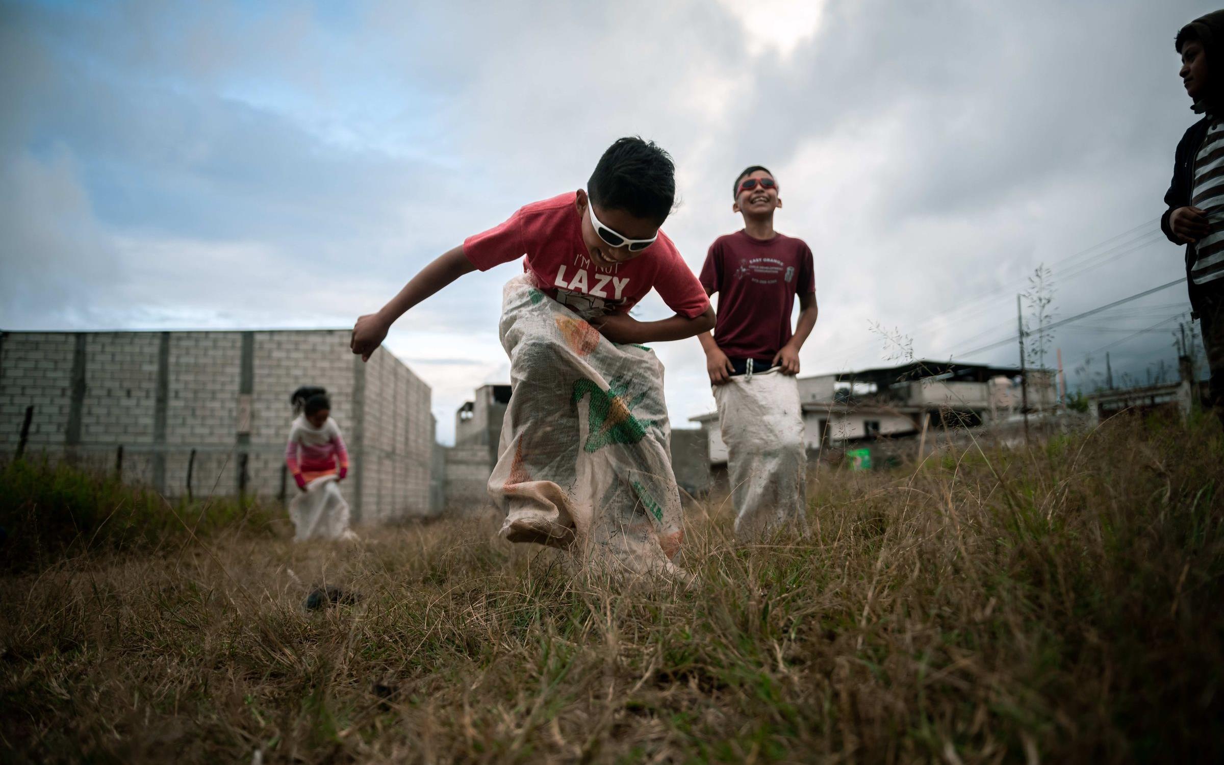 Reportage Guatemala; Foto: Kinder spielen auf einer Wiese (Quelle: Fabian Strauch / Kindernothilfe) Reportage Guatemala; Foto: Kinder spielen auf einer Wiese (Quelle: Fabian Strauch / Kindernothilfe)