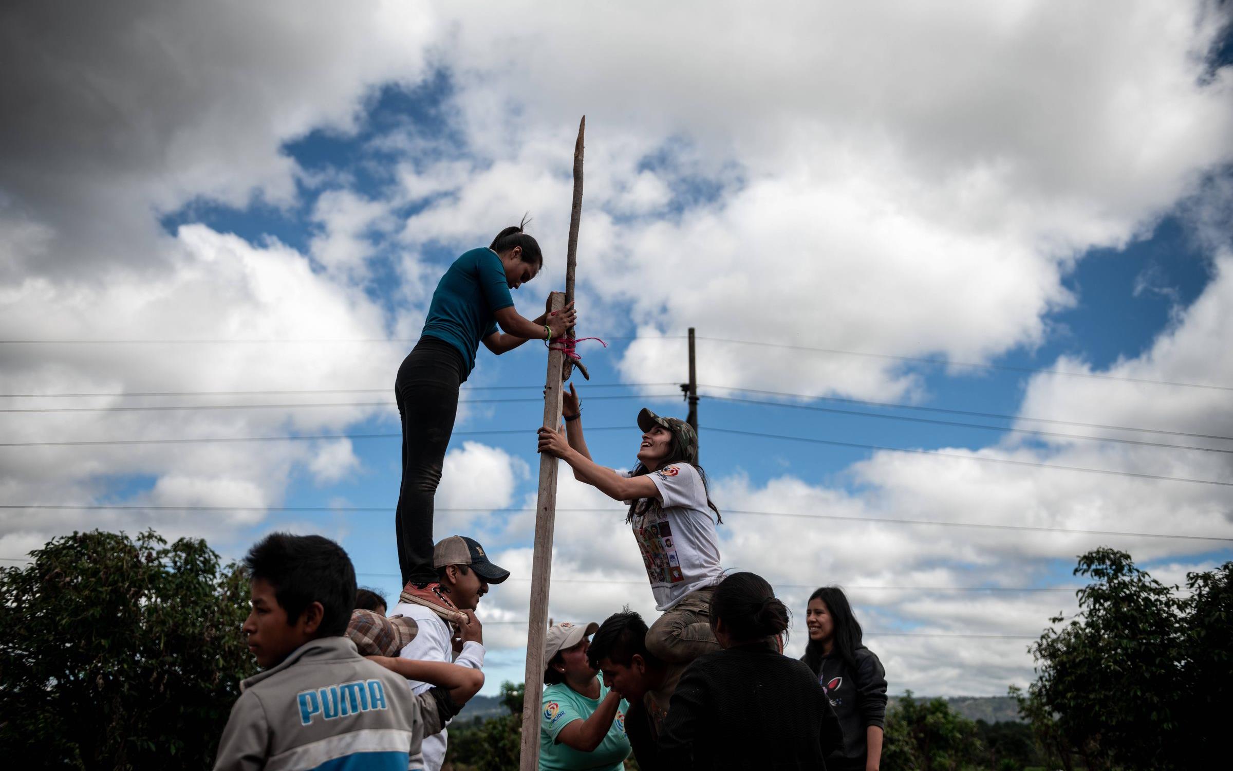 Reportage Guatemala; Foto: Kinder und Jugendliche richten Mast auf (Quelle: Fabian Strauch / Kindernothilfe) Reportage Guatemala; Foto: Kinder und Jugendliche richten Mast auf (Quelle: Fabian Strauch / Kindernothilfe)