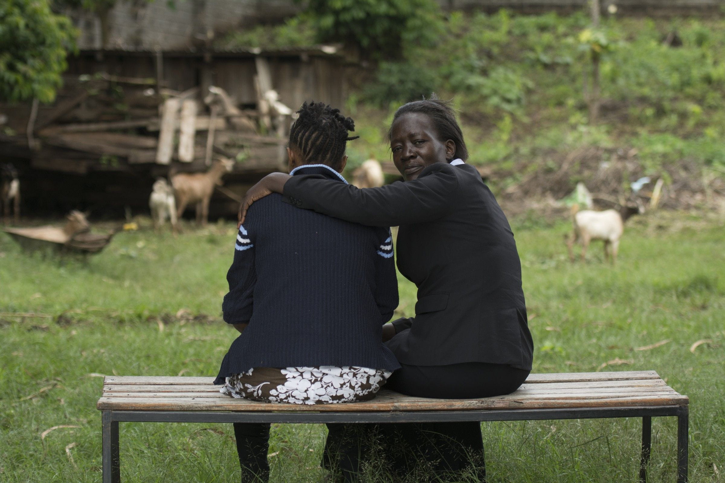 Joice Kuria mit einem der Mädchen im Tumaini Centre (Bild: Christian Nusch)