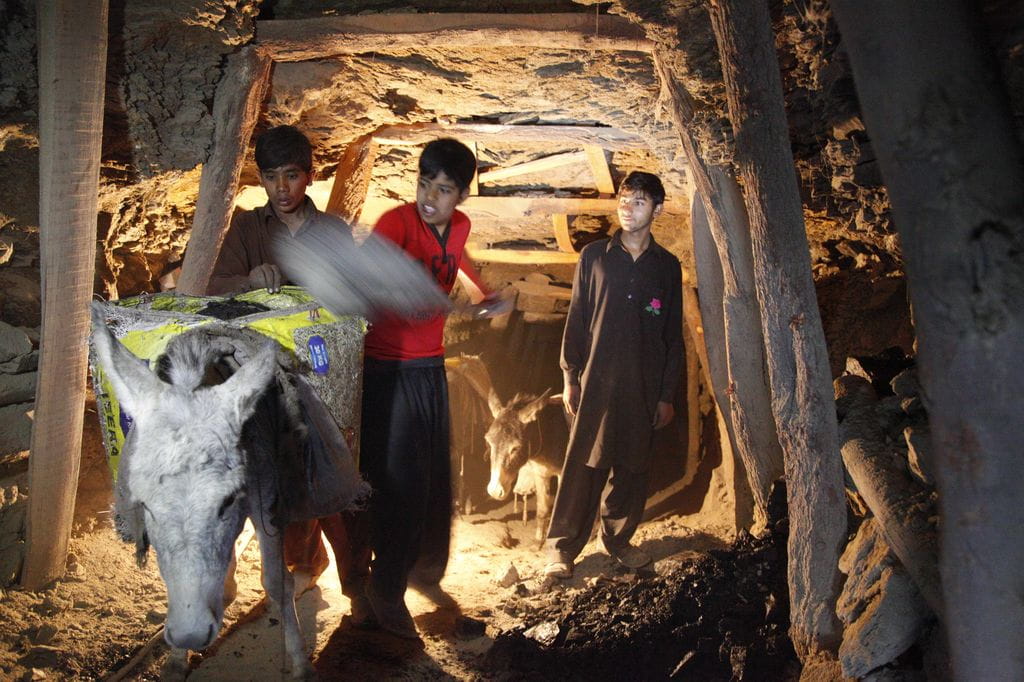 Reportage Pakistan: Das Leben riskieren, um zu überleben; Foto: Drei Kinder und ein Esel in Mine (Quelle: Christian Herrmanny / Kindernothilfe)