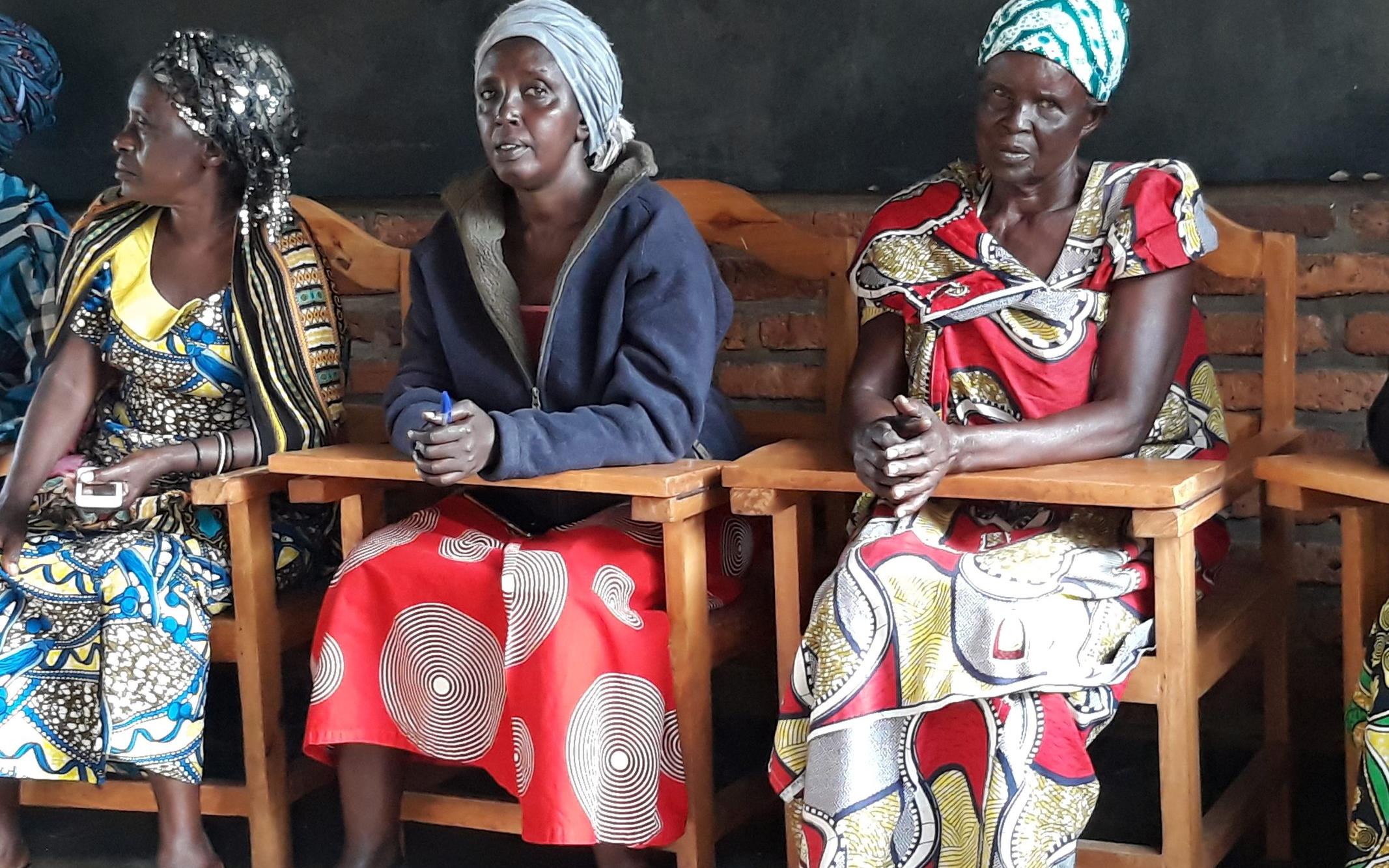 Reportage Ruanda: Aus Feinden wurden Freunde; Foto: Frauen des SHG Duterimbere, sitzend (Quelle: Felix Kaloki / Kindernothilfe)