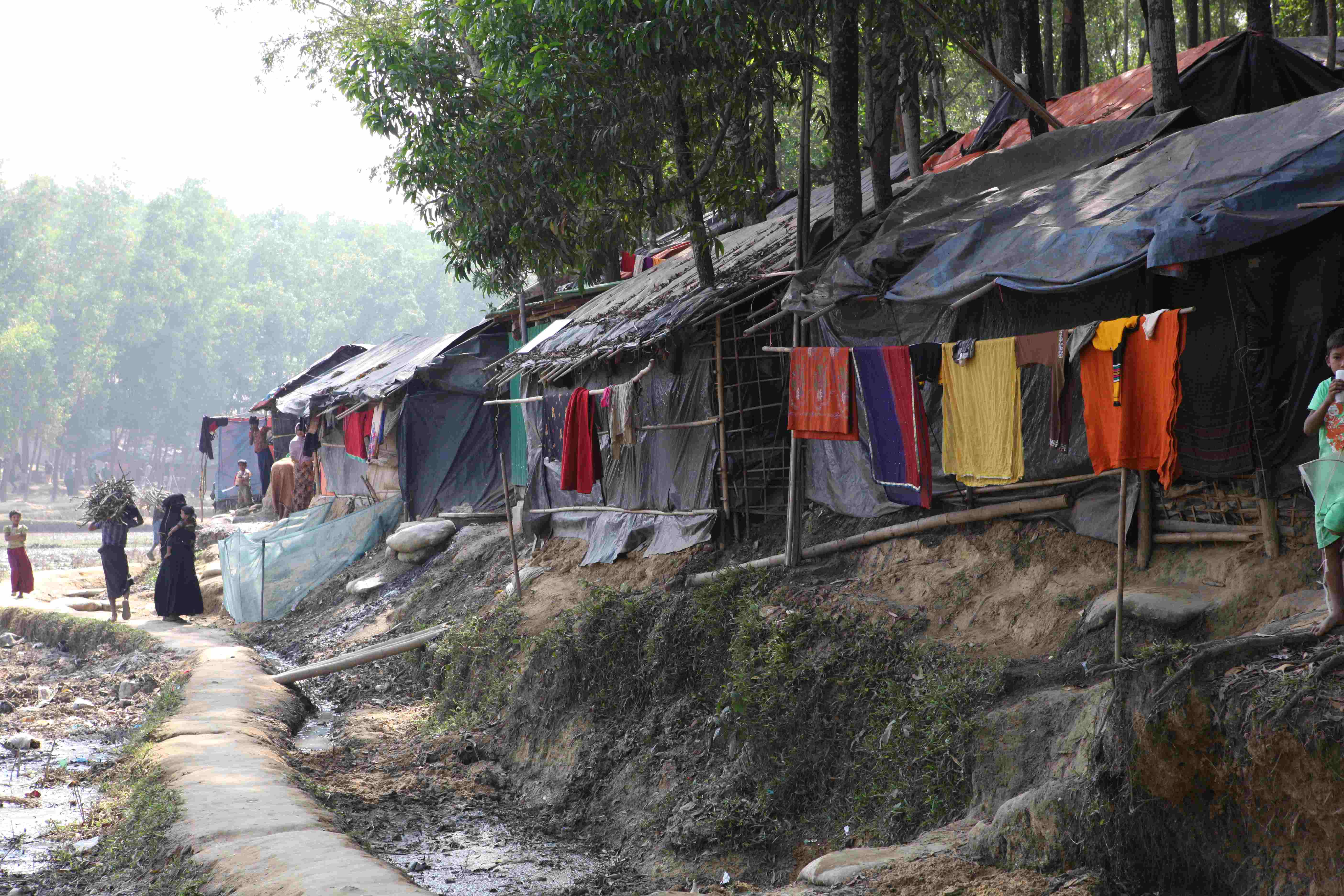 Das Flüchtlingslager Cox's Bazar in Bangladesch. Unzählige Hütten aus Ästen und Plastikplanen reihen sich an einander. (Quelle: Christian Herrmanny)