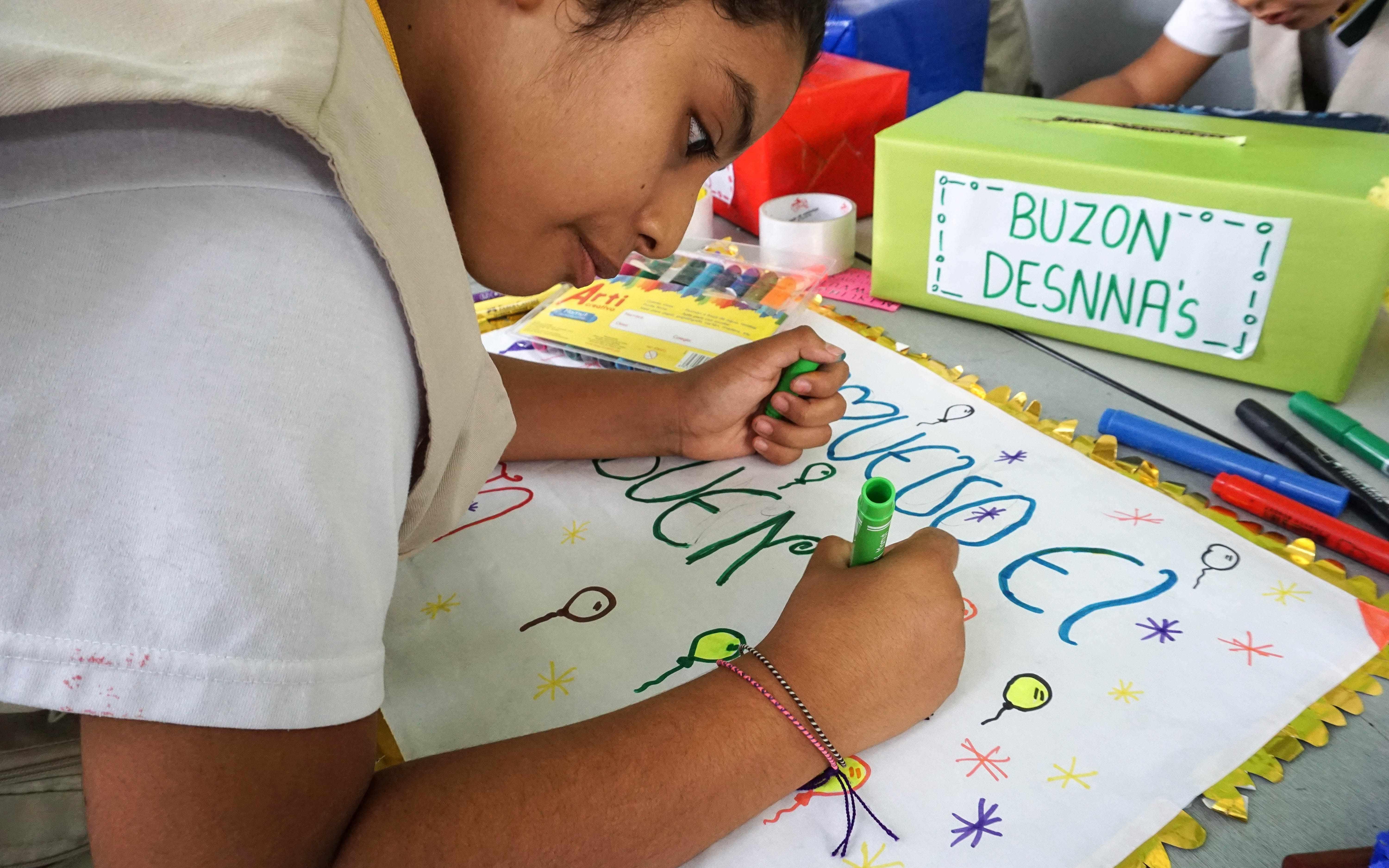 Reportage Peru: "Von Selbstvertrauen und Kinderrechten"; Foto: Kind malt Plakat (Quelle: Lorenz Töpperwien / Kindernothilfe)