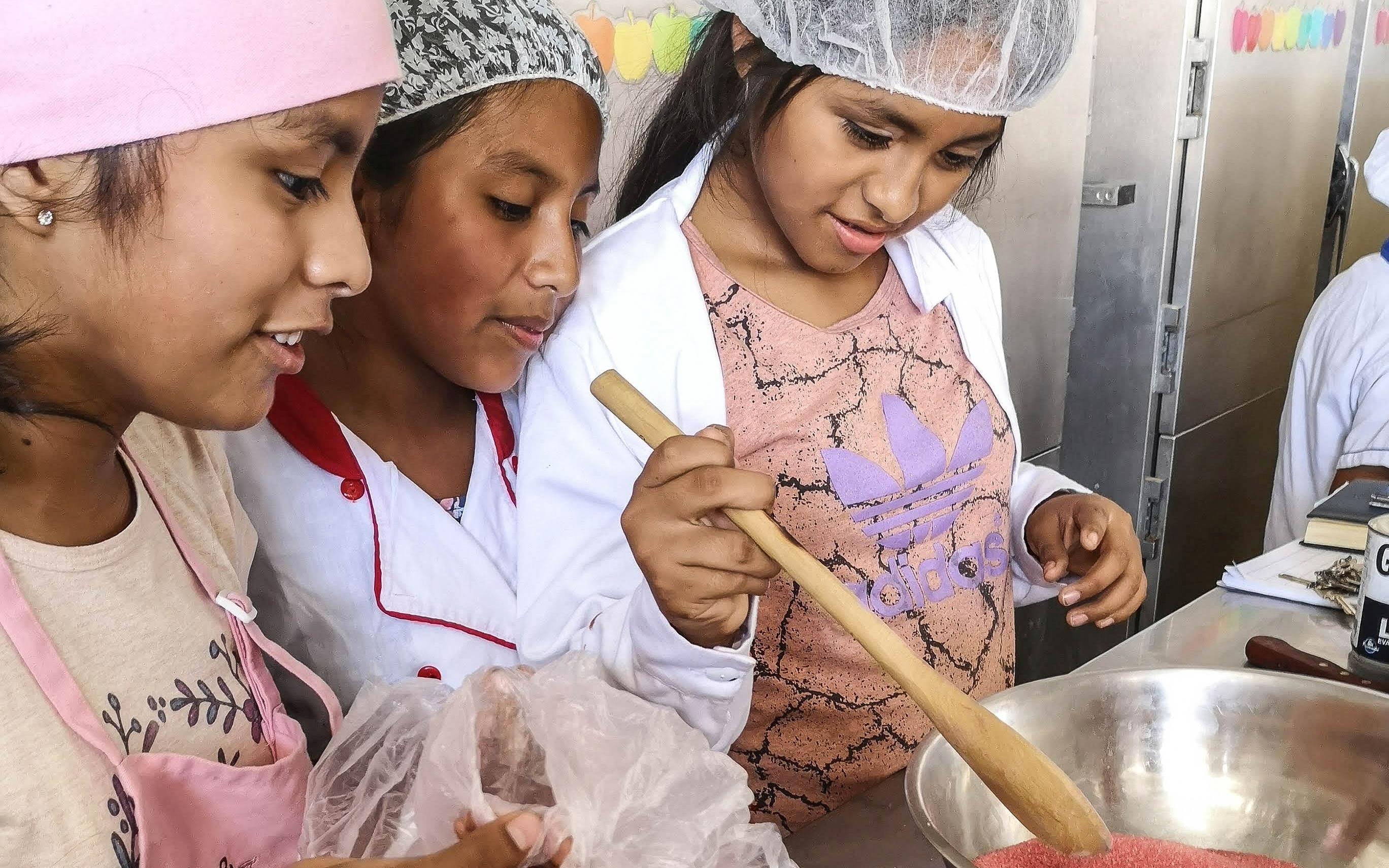 Reportage Peru: "Von Selbstvertrauen und Kinderrechten"; Foto: Kinder arbeiten in der Küche (Quelle: Lorenz Töpperwien / Kindernothilfe)