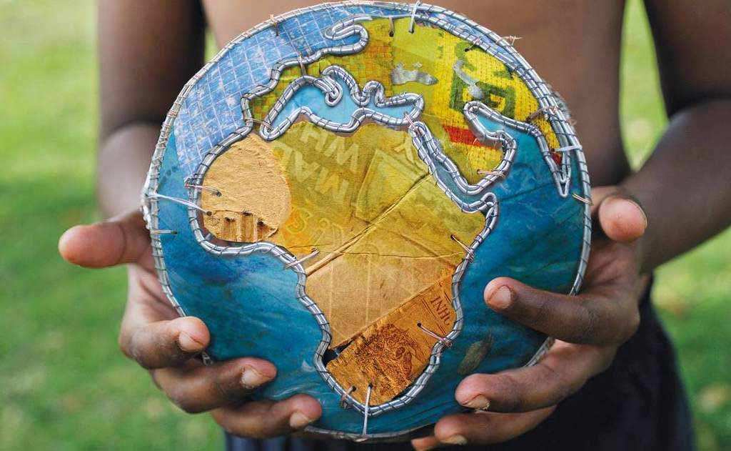 Kind hält Weltkugel in der Hand Kind hält Weltkugel in der Hand