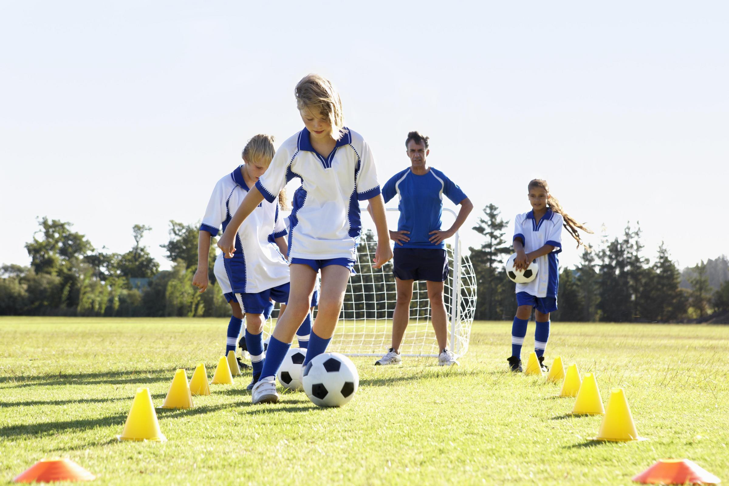 Junge Fußballerinnen und ihr Betreuer beim Training
(Quelle: istock) Junge Fußballerinnen und ihr Betreuer beim Training
(Quelle: istock)