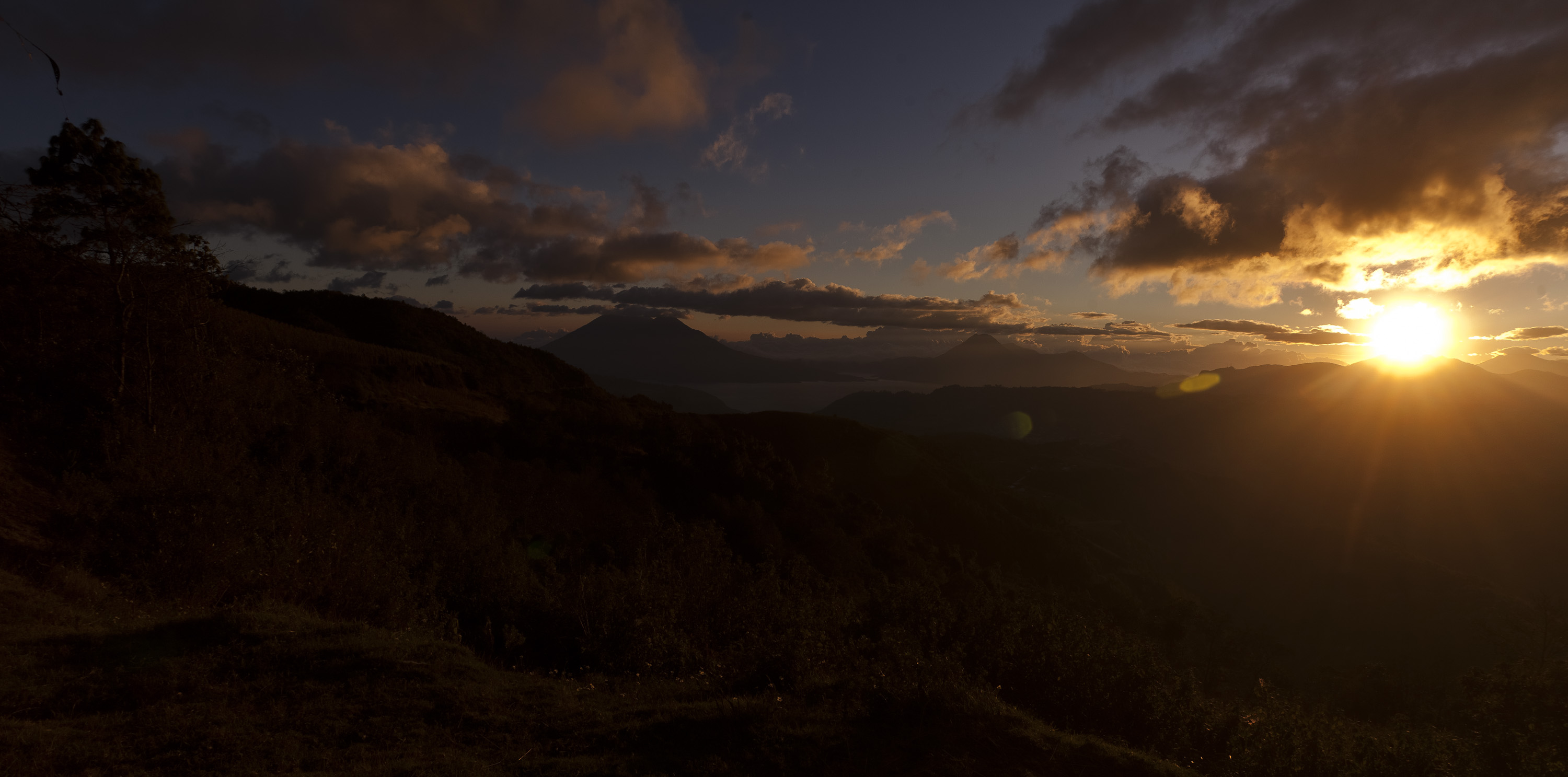 Dunkler Himmel, rechts bricht die Sonne durch die Wolken (Quelle: Jakob Studnar) Dunkler Himmel, rechts bricht die Sonne durch die Wolken (Quelle: Jakob Studnar)