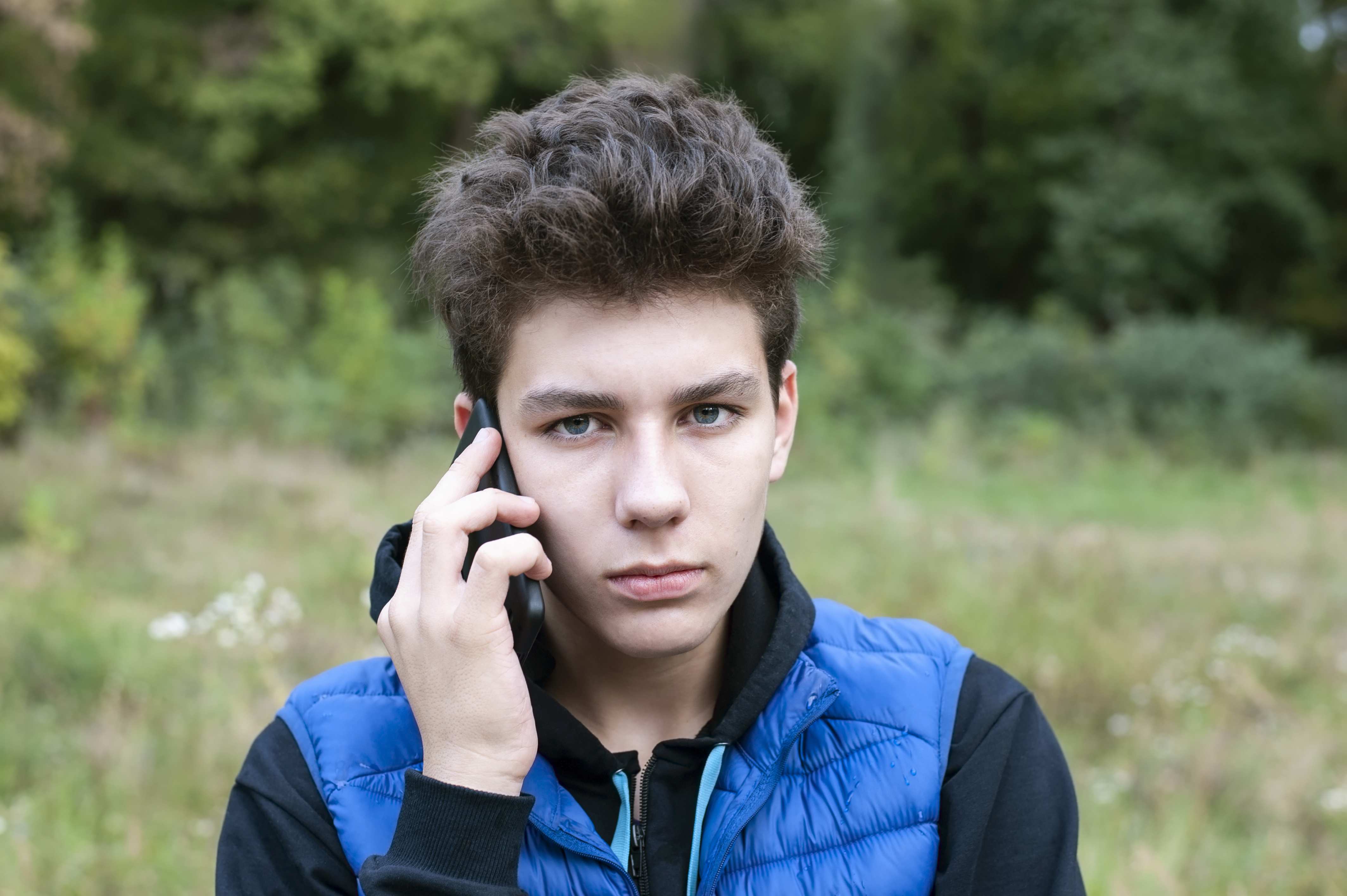 Junge nimmt telefonische Hilfe in Anspruch (Quelle: Мар'ян Філь/Adobe Stock) Junge nimmt telefonische Hilfe in Anspruch (Quelle: Мар'ян Філь/Adobe Stock)