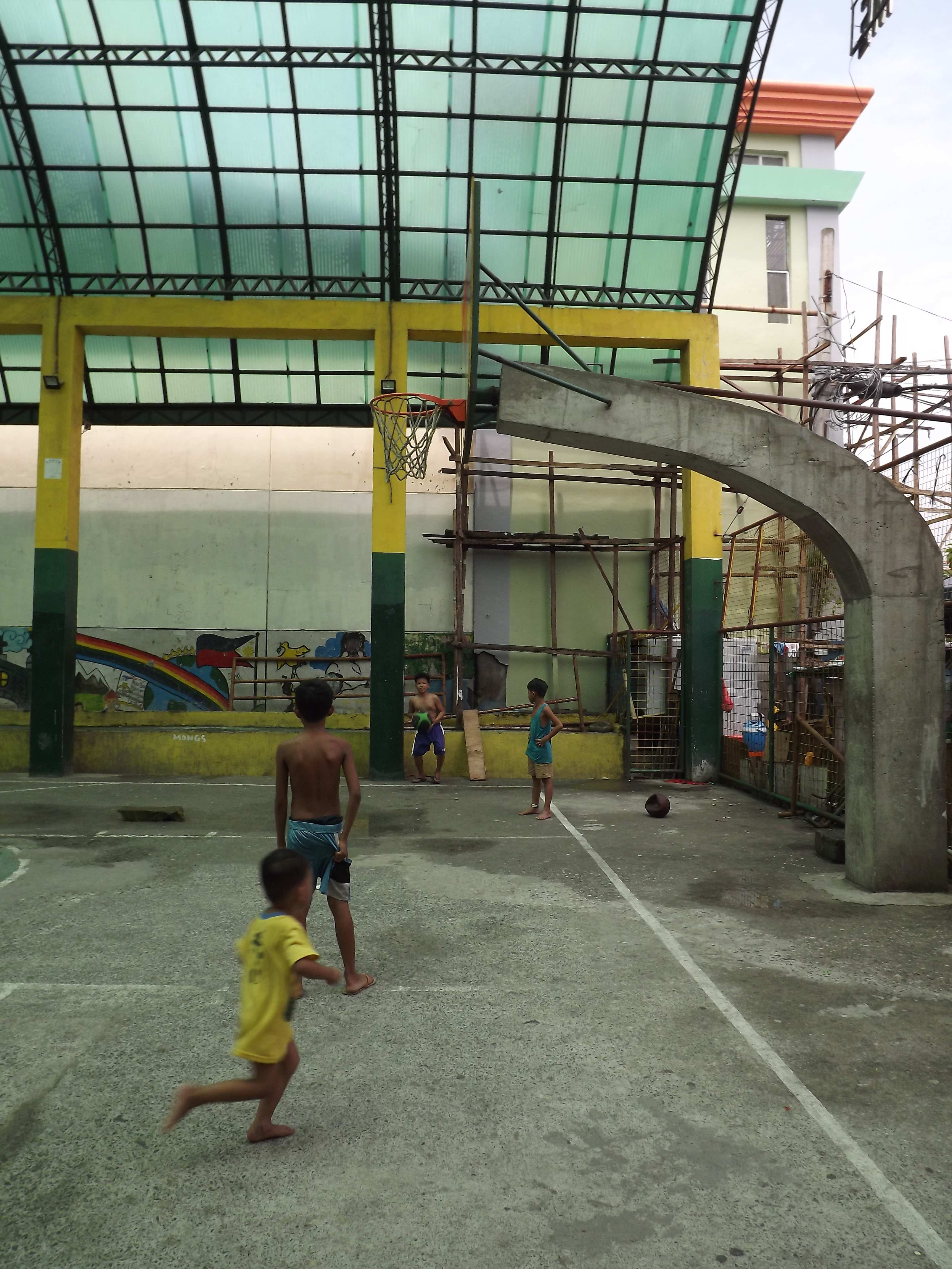 Jungen in Manila spielen barfuß Basketball. (Quelle: Kindernothilfe-Partner)