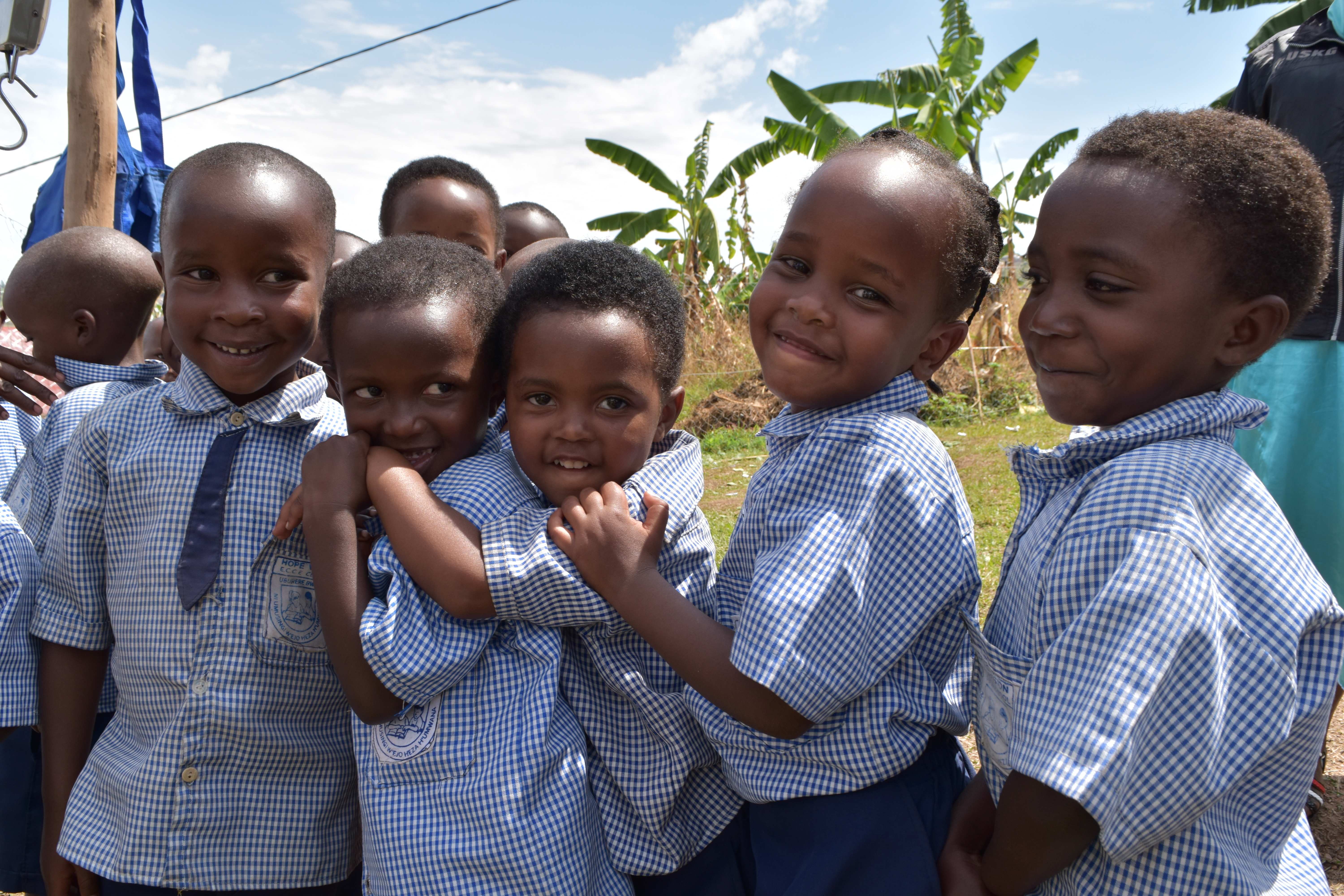 Kinder in Ruanda lächeln in die Kamera (Foto: Anderas Wagner)