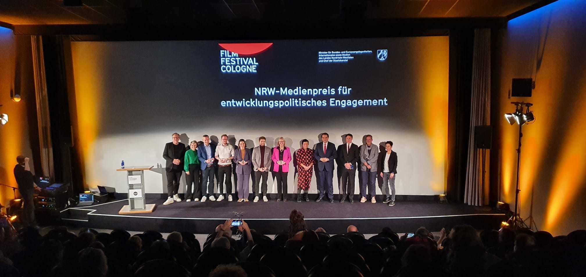 NRW-Medienpreis in Köln, Gamechanger Week 2021 gewinnt 2. Platz, mit Katrin Weidemann, GCW-Team, Sabine Heinrich, Locked Escapes und House of Yas (Quelle: Kindernothilfe) NRW-Medienpreis in Köln, Gamechanger Week 2021 gewinnt 2. Platz, mit Katrin Weidemann, GCW-Team, Sabine Heinrich, Locked Escapes und House of Yas (Quelle: Kindernothilfe)