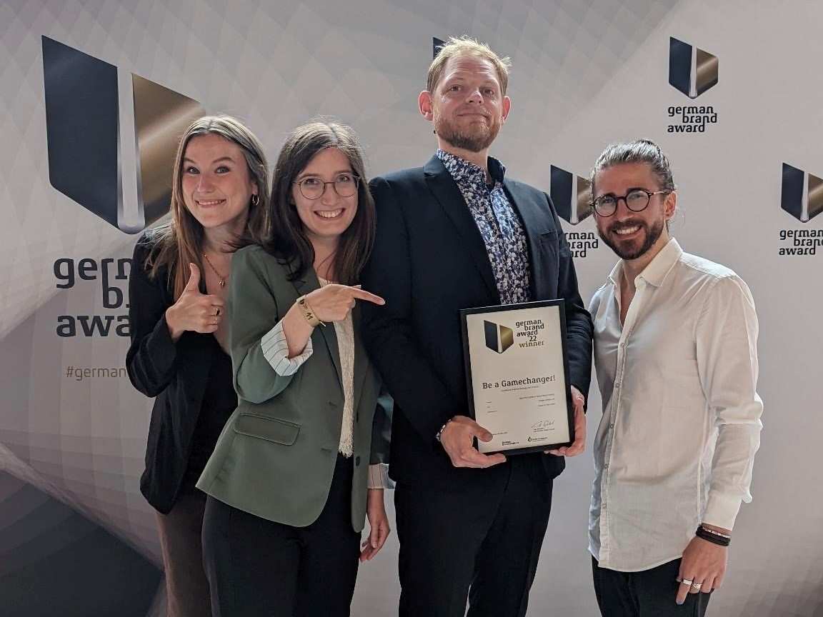German Brand Award: Gamechanger Week 21 gewinnt Preis in der Kategorie Brand Strategy and CreationBranded Corporate Social Responsibility, gemeinsam mit der Kommunikationsagentur House of Yas (Quelle: german_brand_award) German Brand Award: Gamechanger Week 21 gewinnt Preis in der Kategorie Brand Strategy and CreationBranded Corporate Social Responsibility, gemeinsam mit der Kommunikationsagentur House of Yas (Quelle: german_brand_award)