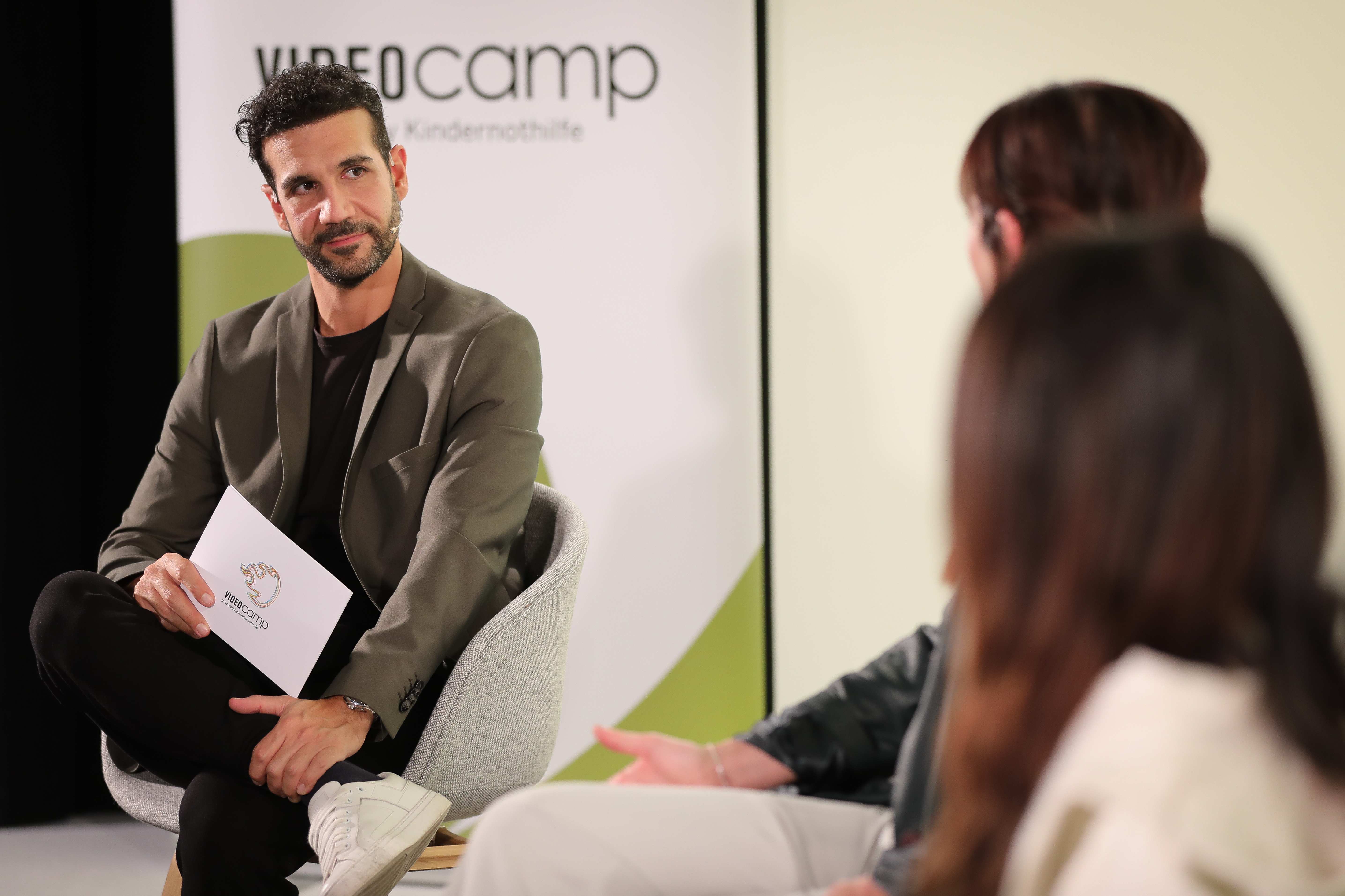 VIDEOcamp in den Düsseldorfer Cubic Studios: Moderator Daniele Rizzo VIDEOcamp in den Düsseldorfer Cubic Studios: Moderator Daniele Rizzo