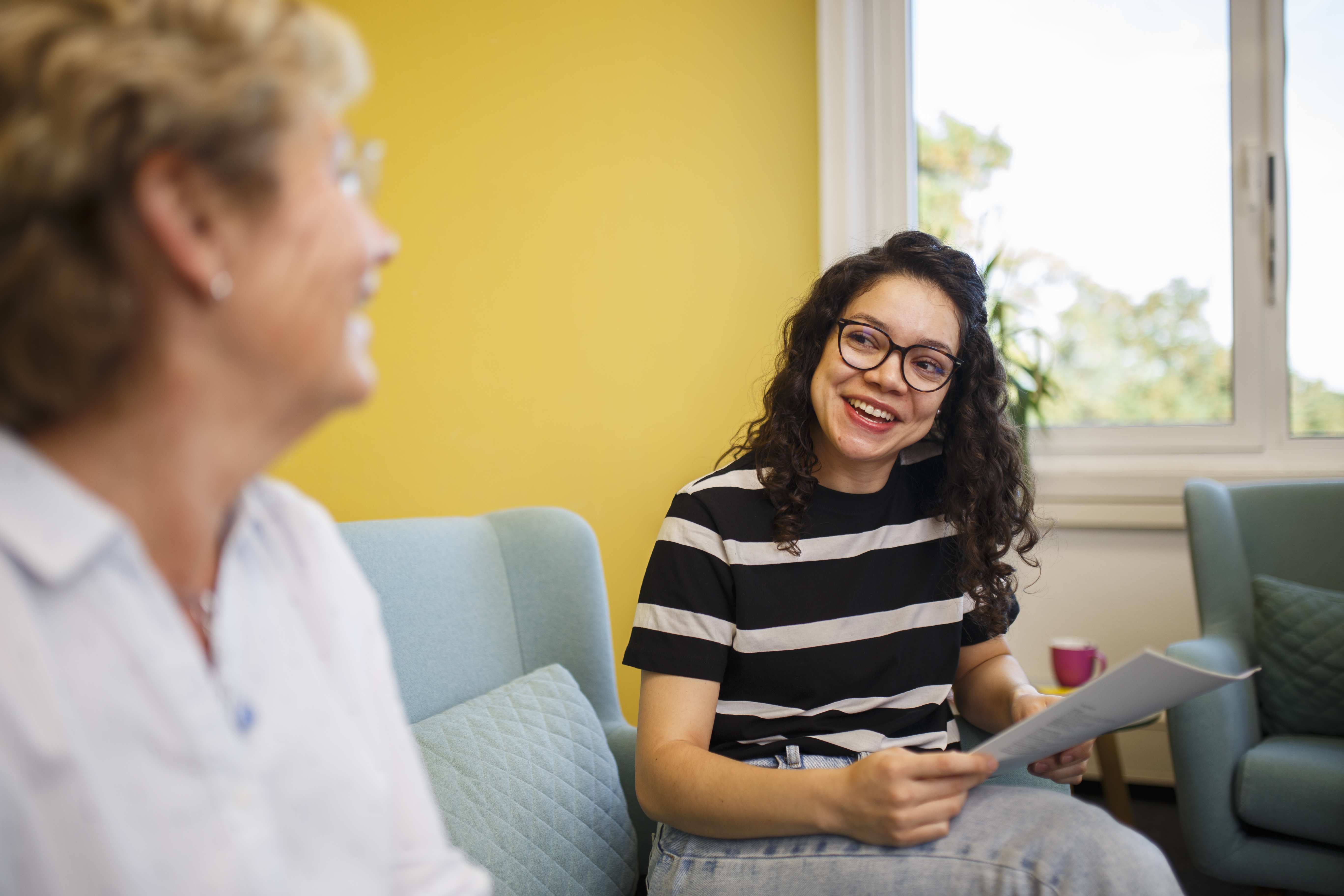 Zwei Kindernothilfe Mitarbeiterinnen in einem Meeting (Quelle: Kindernothilfe / Niklas von Bonn) Zwei Kindernothilfe Mitarbeiterinnen in einem Meeting (Quelle: Kindernothilfe / Niklas von Bonn)