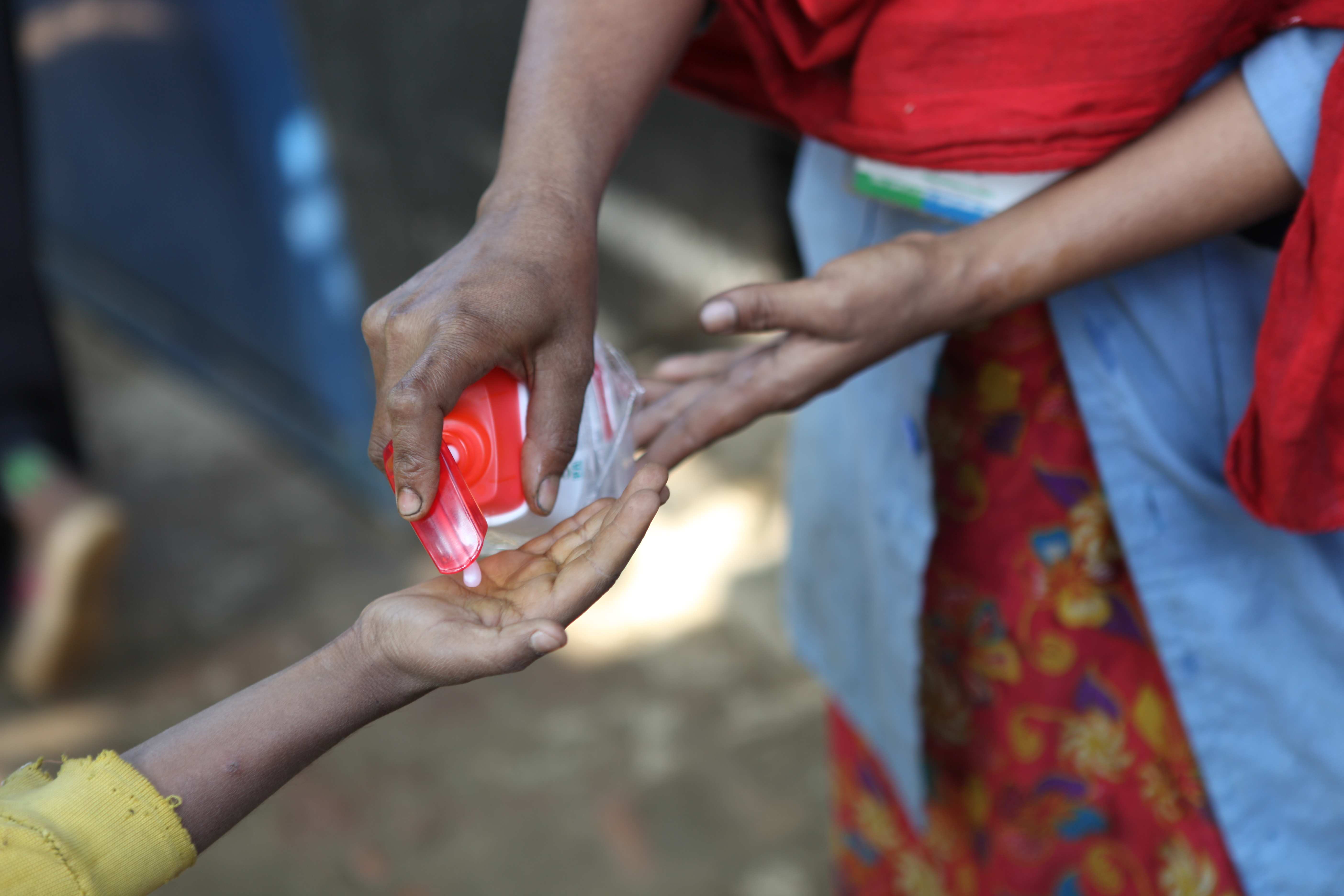 Seife wird auf Hände gegeben (Quelle: Christian Herrmanny) Abbildung Hygieneartikel