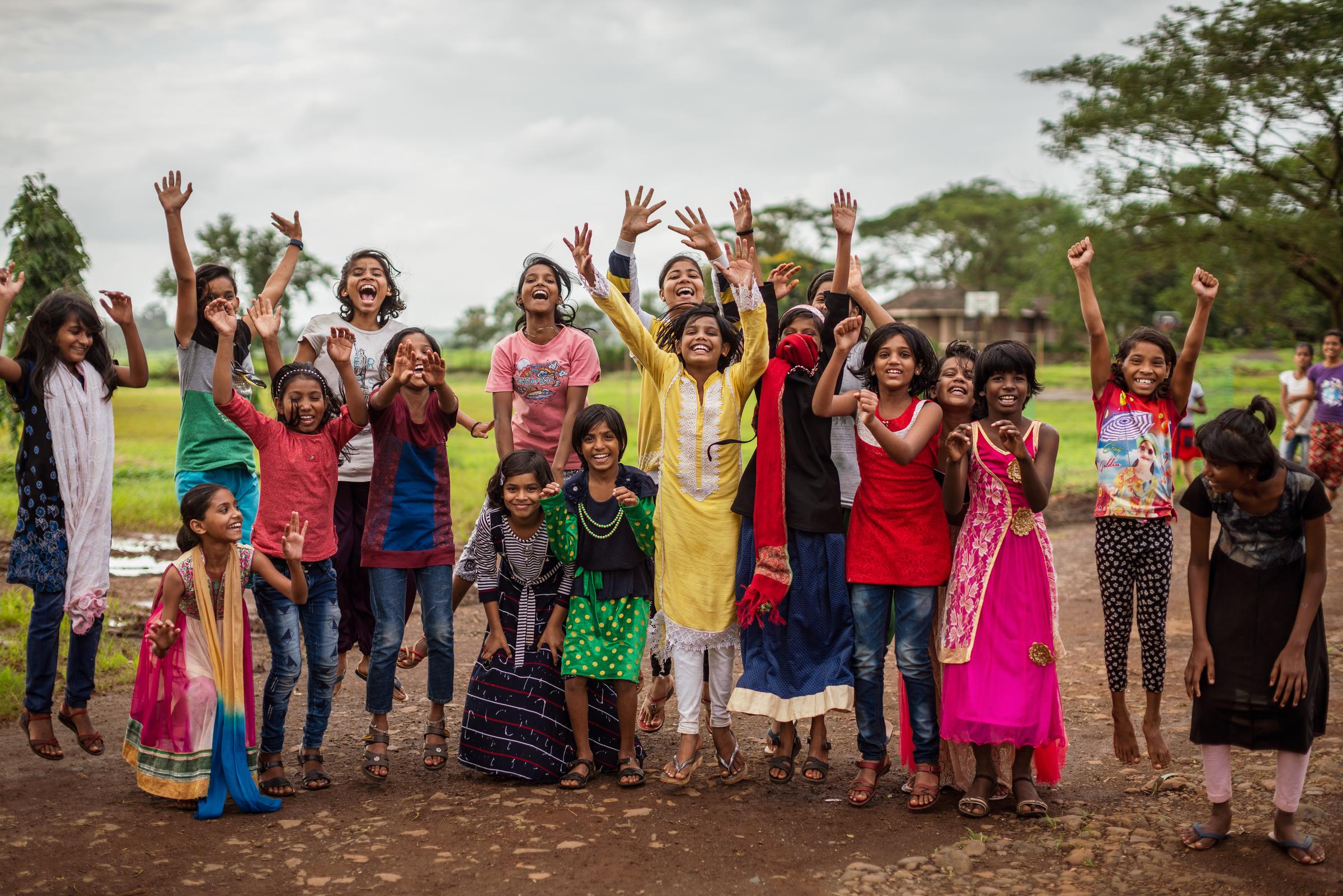 Gruppenbild, winkende Kinder Gruppenbild, winkende Kinder