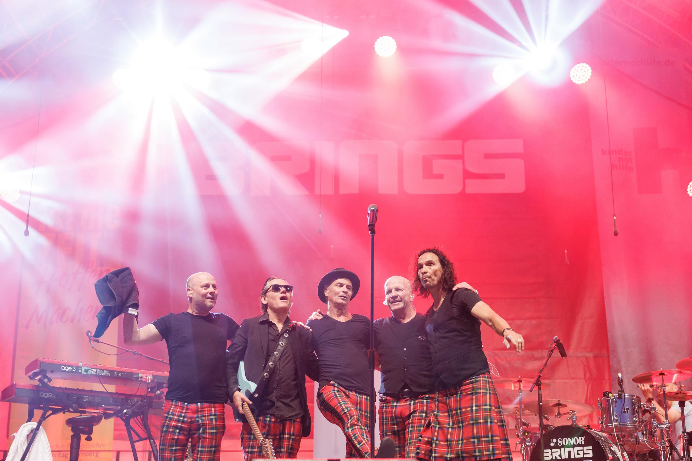 Brings performt auf einer Bühne Brings performt auf einer Bühne