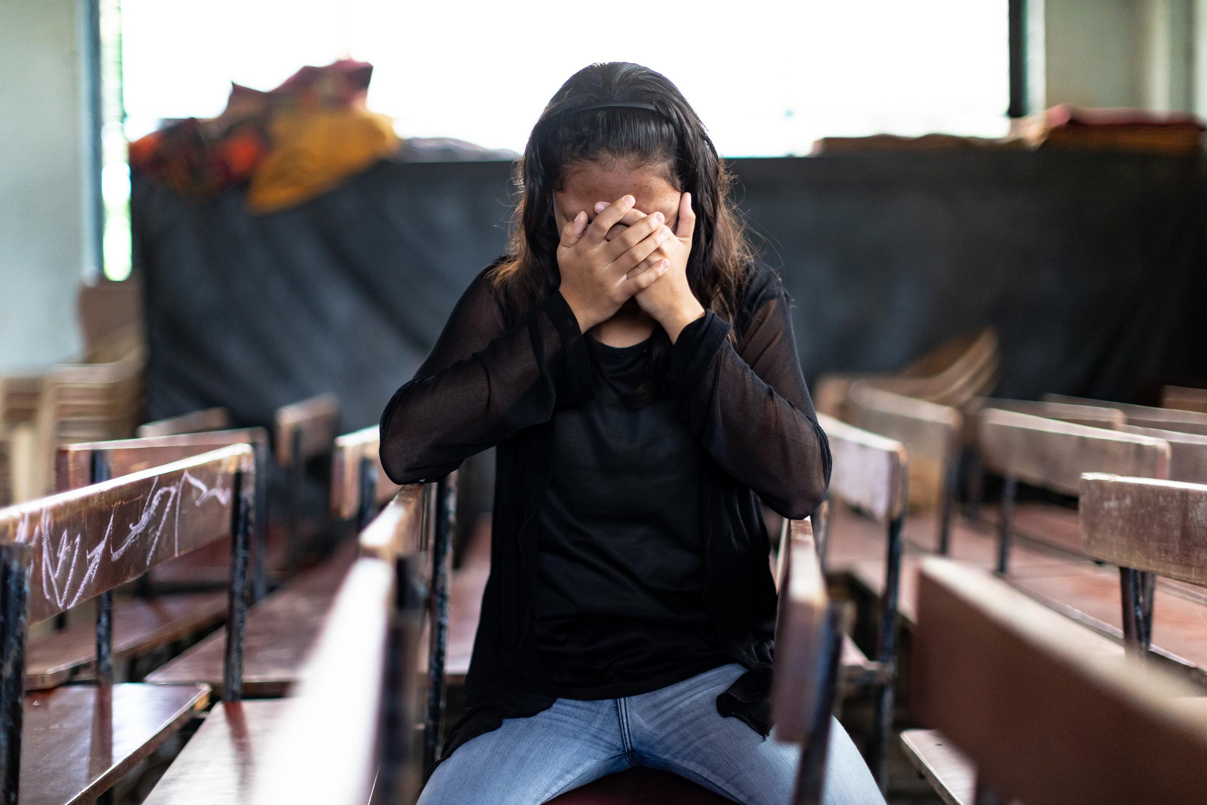 Mädchen sitzt auf einer Bank und hält sich die Hände vor die Augen (Foto: Jakob Studnar/Kindernothilfe) Mädchen sitzt auf einer Bank und hält sich die Hände vor die Augen (Foto: Jakob Studnar/Kindernothilfe)