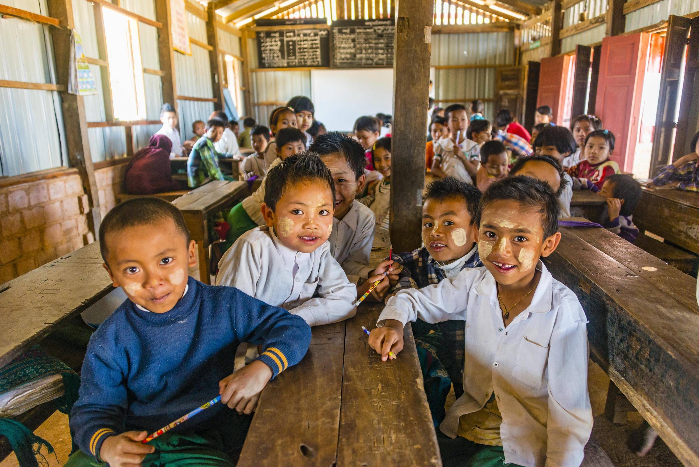 Schulkinder in der Schule, sitzen an ihren Schulbänken, Shan Staat, Myanmar, Asien Copyright:  imago/ imagebroker / Valentin Wolf