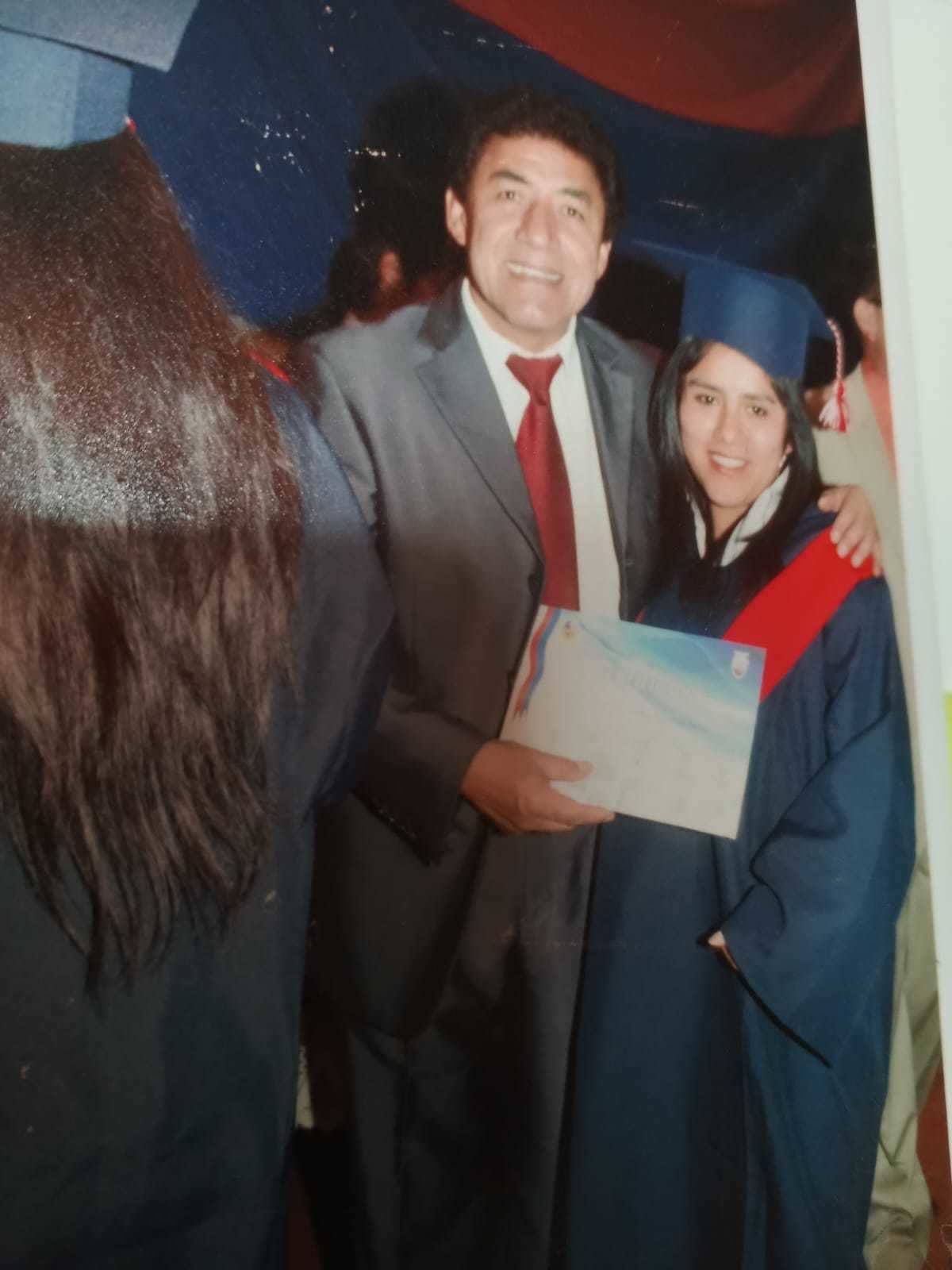 Bolivien: Lucy Salazar, ehemaliges Patenkind, mit dem Direktor ihrer Universität (Quelle: privat) Bolivien: Lucy Salazar, ehemaliges Patenkind, mit dem Direktor ihrer Universität (Quelle: privat)