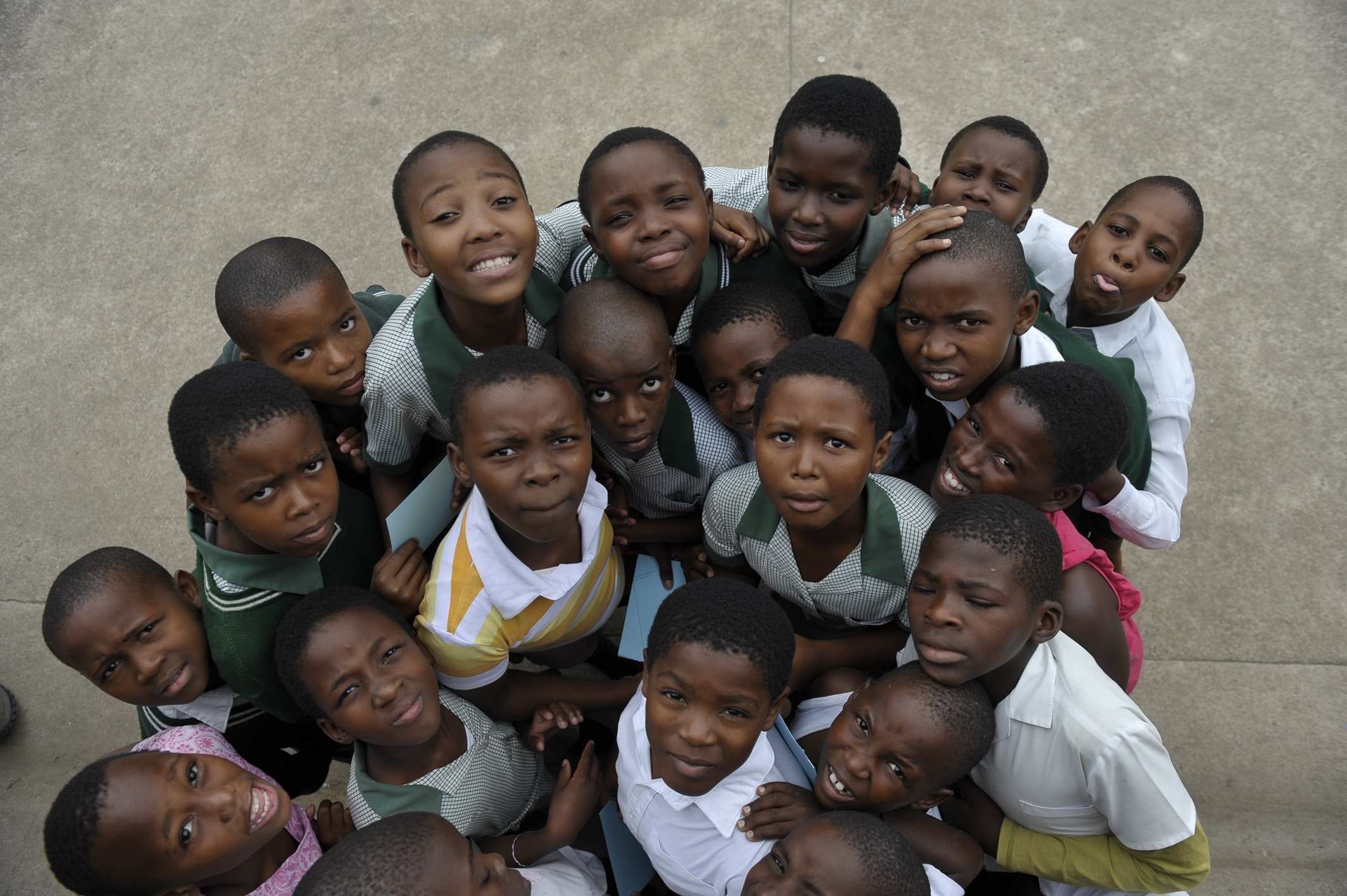 Gruppe von Kindern, die von oben fotografiert sind (Quelle: Manfred Fesl)