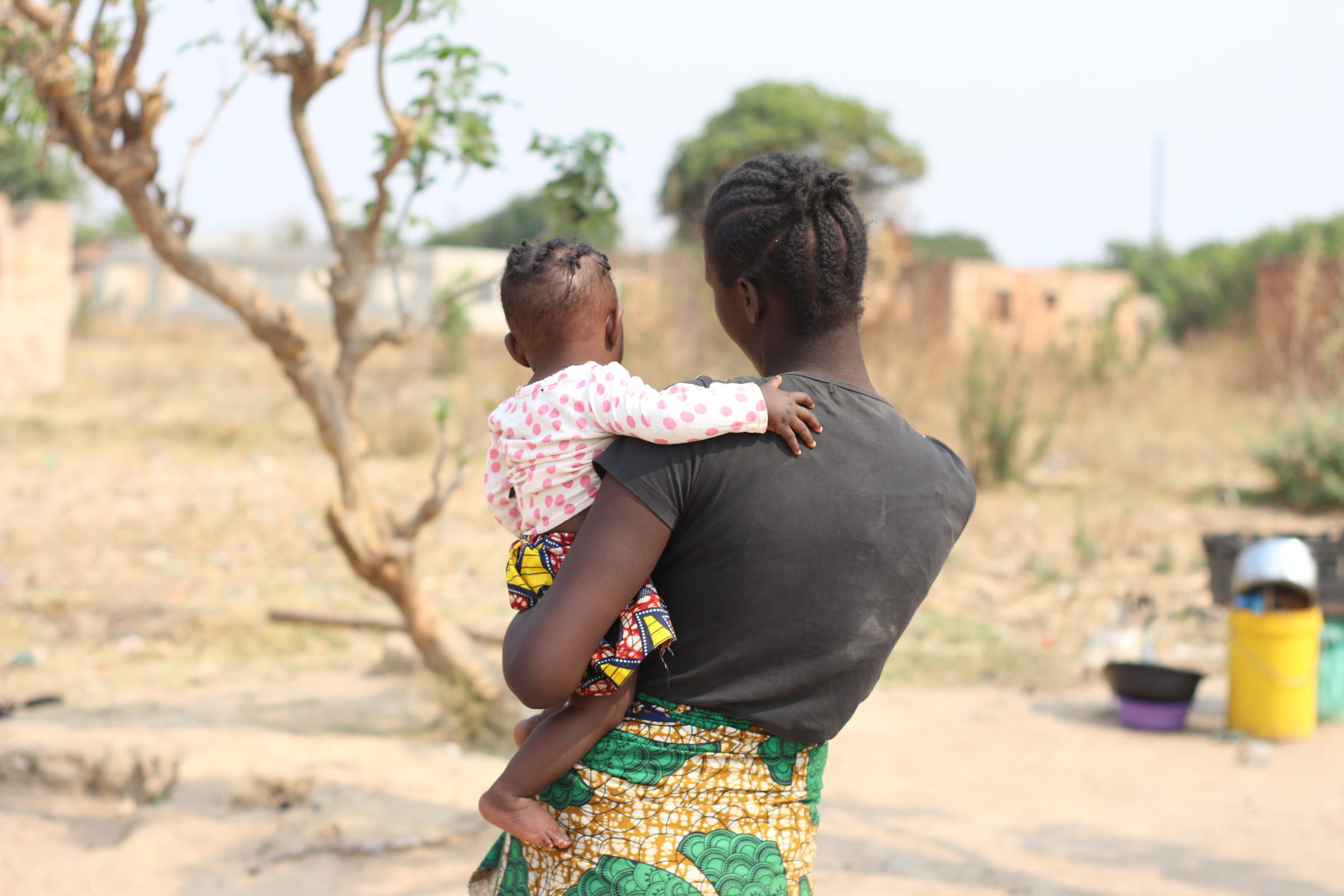 Eine Frau und ihr Kind wurden von hinten fotografiert (Quelle: Kindernothilfe)
