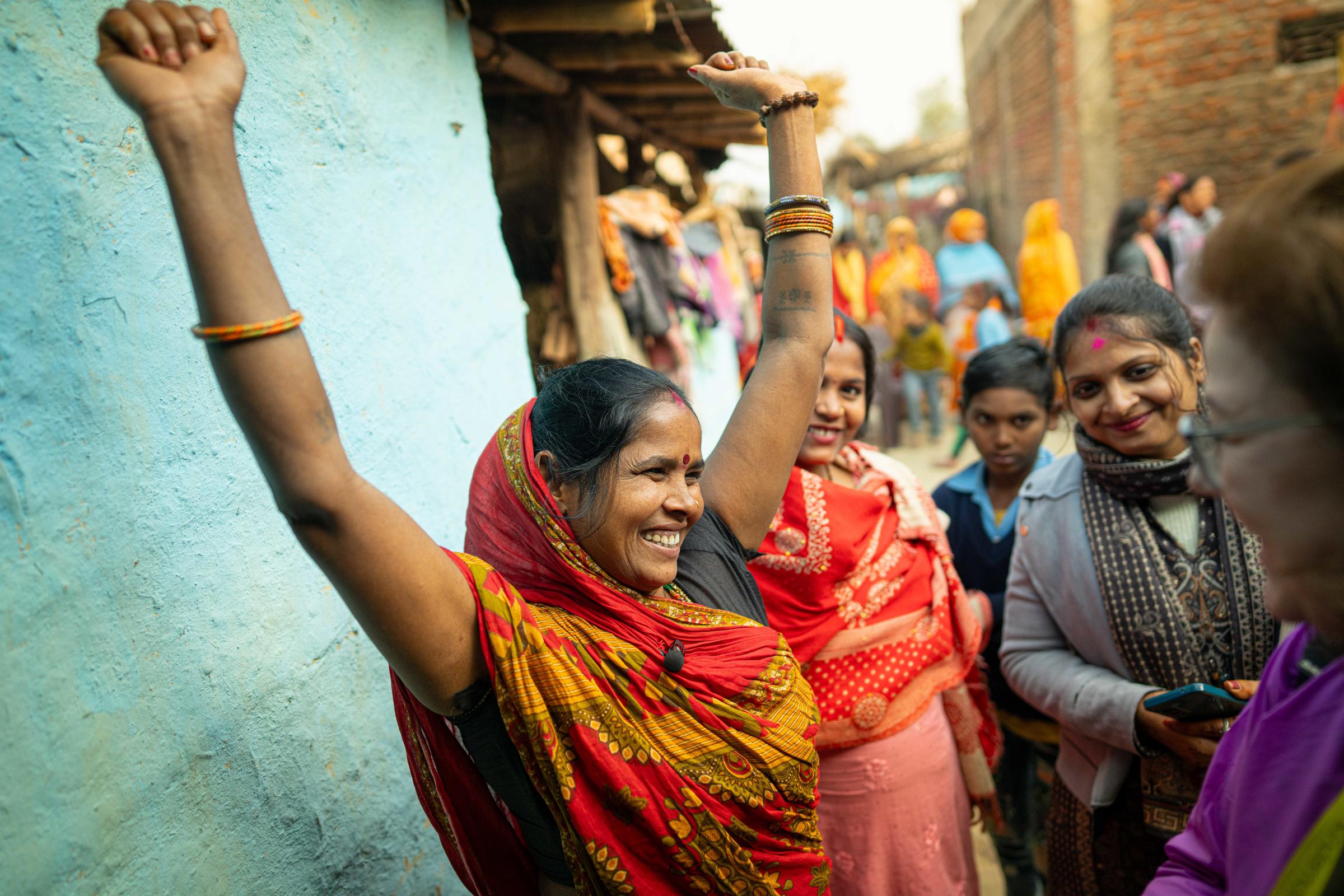 Eine Frau freut sich und streckt die Arme in die Luft (Quelle: Jakob Studnar) Eine Frau freut sich und streckt die Arme in die Luft (Quelle: Jakob Studnar)