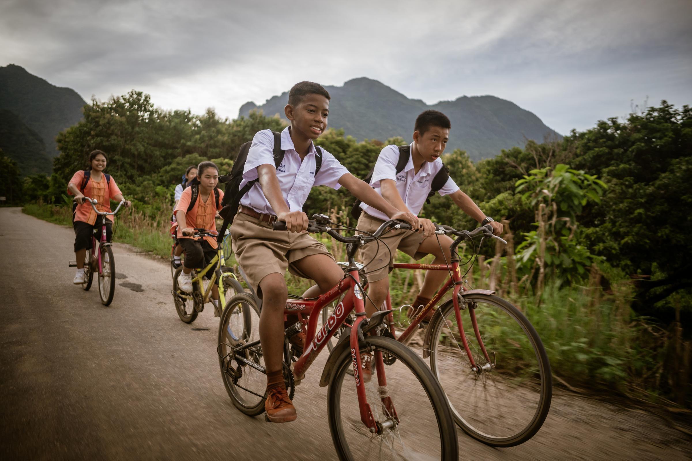 Kidner auf dem Weg zur Schule mit dem Fahrrad (Quelle: Jakob Studnar)