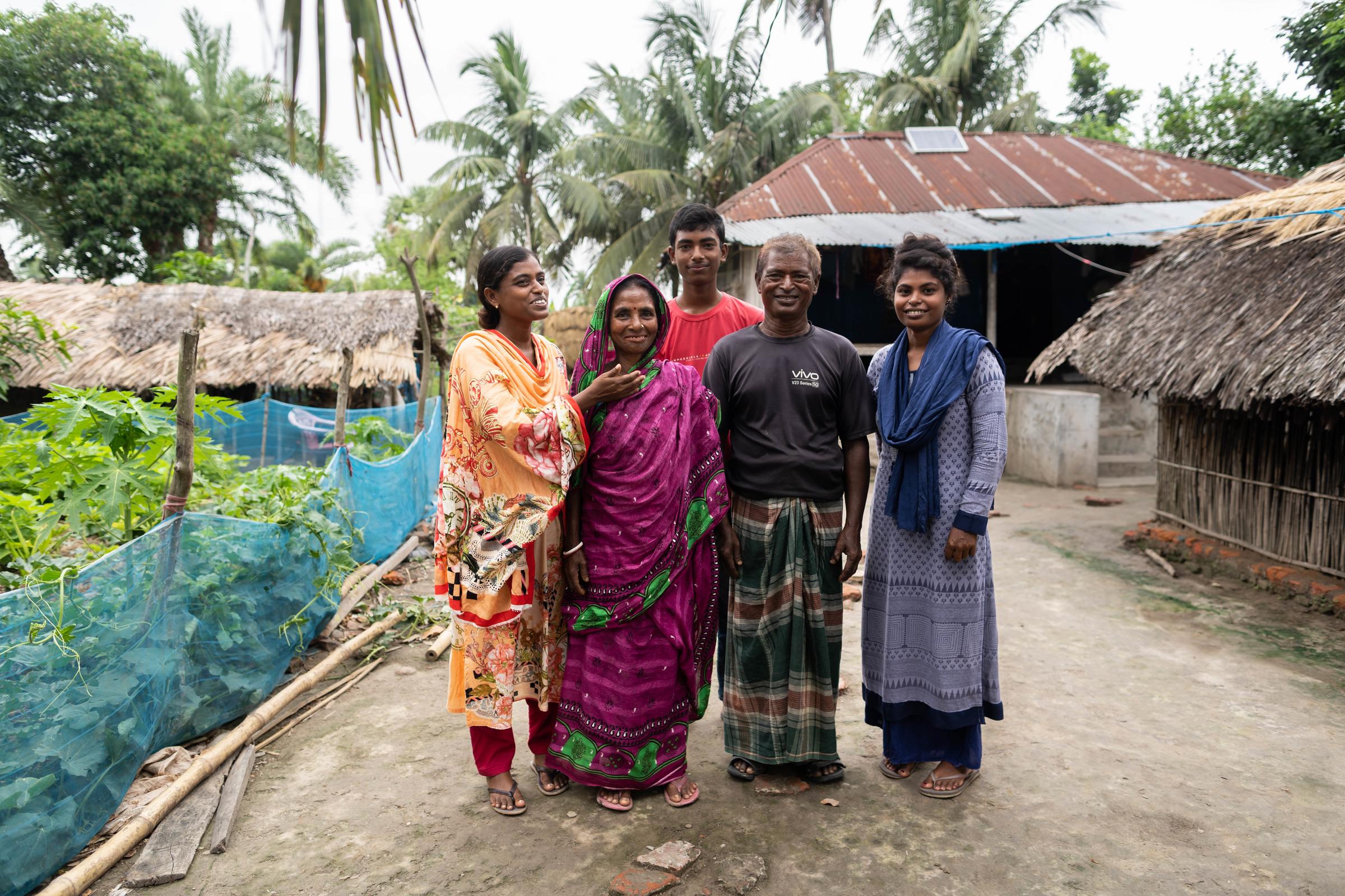 Eine Familie in Bangladesch lächelt in die Kamera (Quelle: Kindernothilfe)