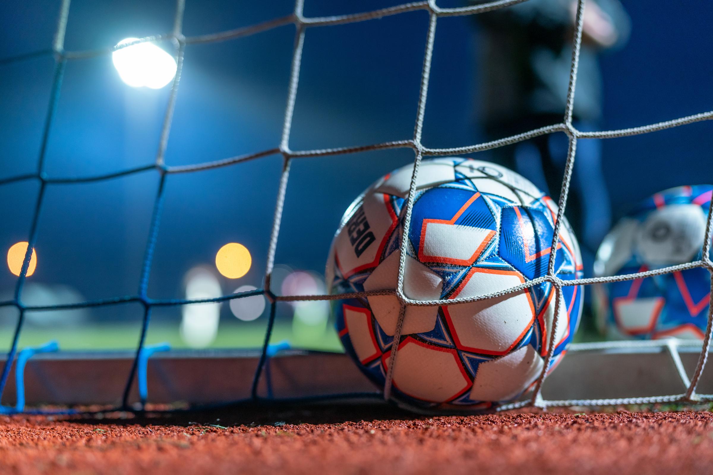 Ein Fußball liegt im Tor auf einem Sportplatz (Foto: Jakob Studnar/Kindernothilfe)