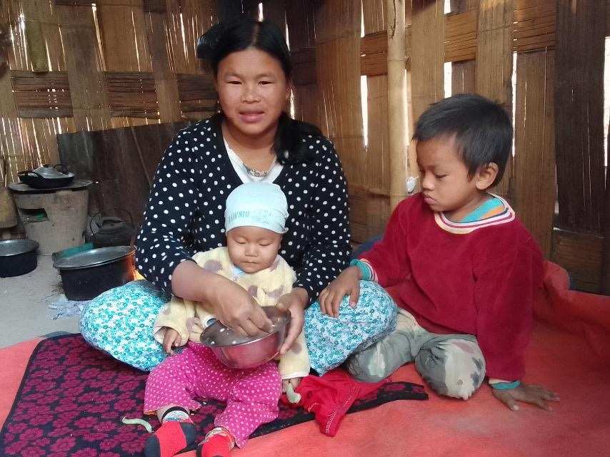 Eine Mutter sitzt mit zwei kleinen Kindern auf dem Boden  (Quelle: Kindernothilfepartner)