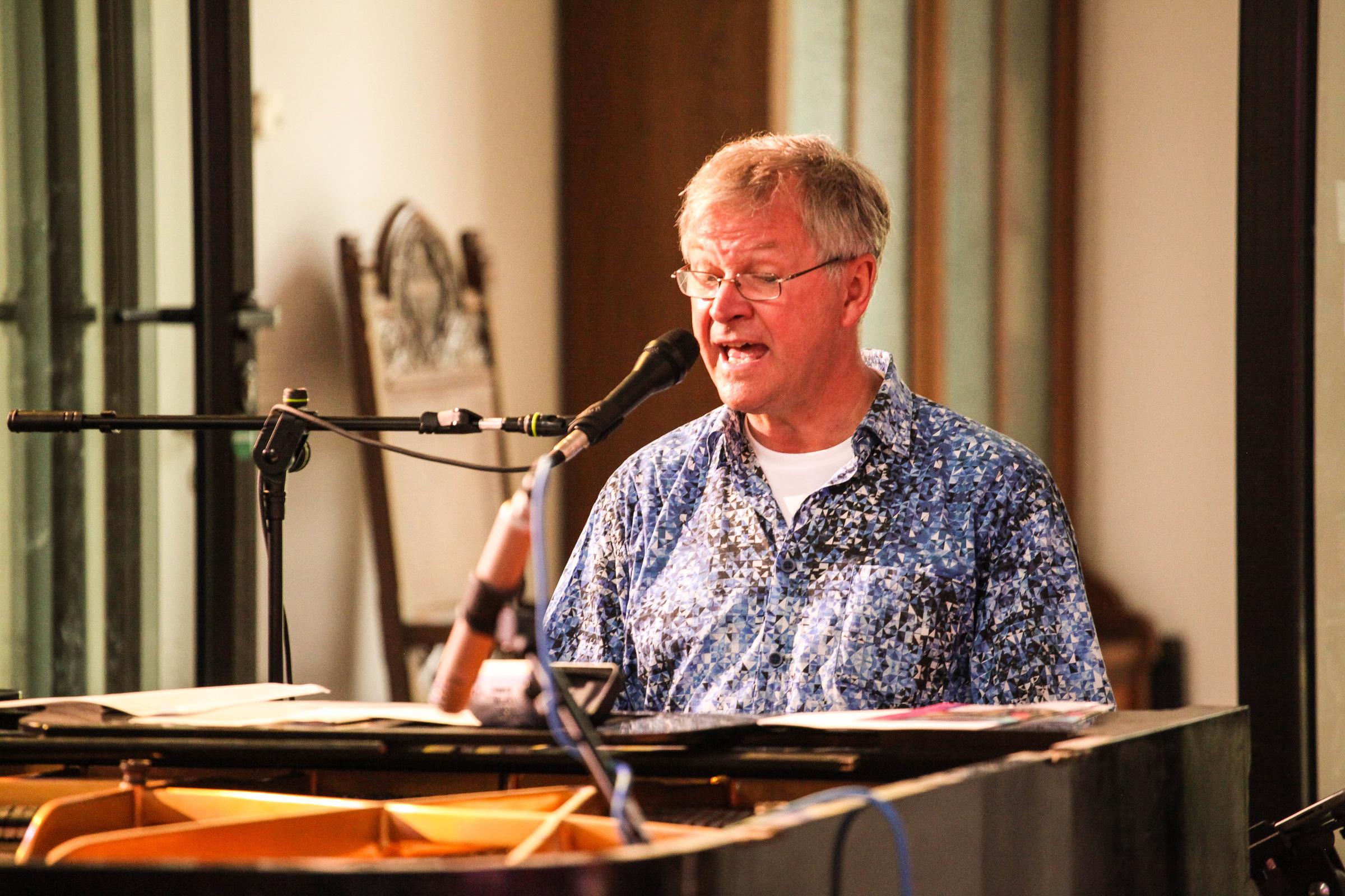 Reinhard Horn singend am Klavier (Quelle: Kindernothilfe) Reinhard Horn singend am Klavier (Quelle: Kindernothilfe)