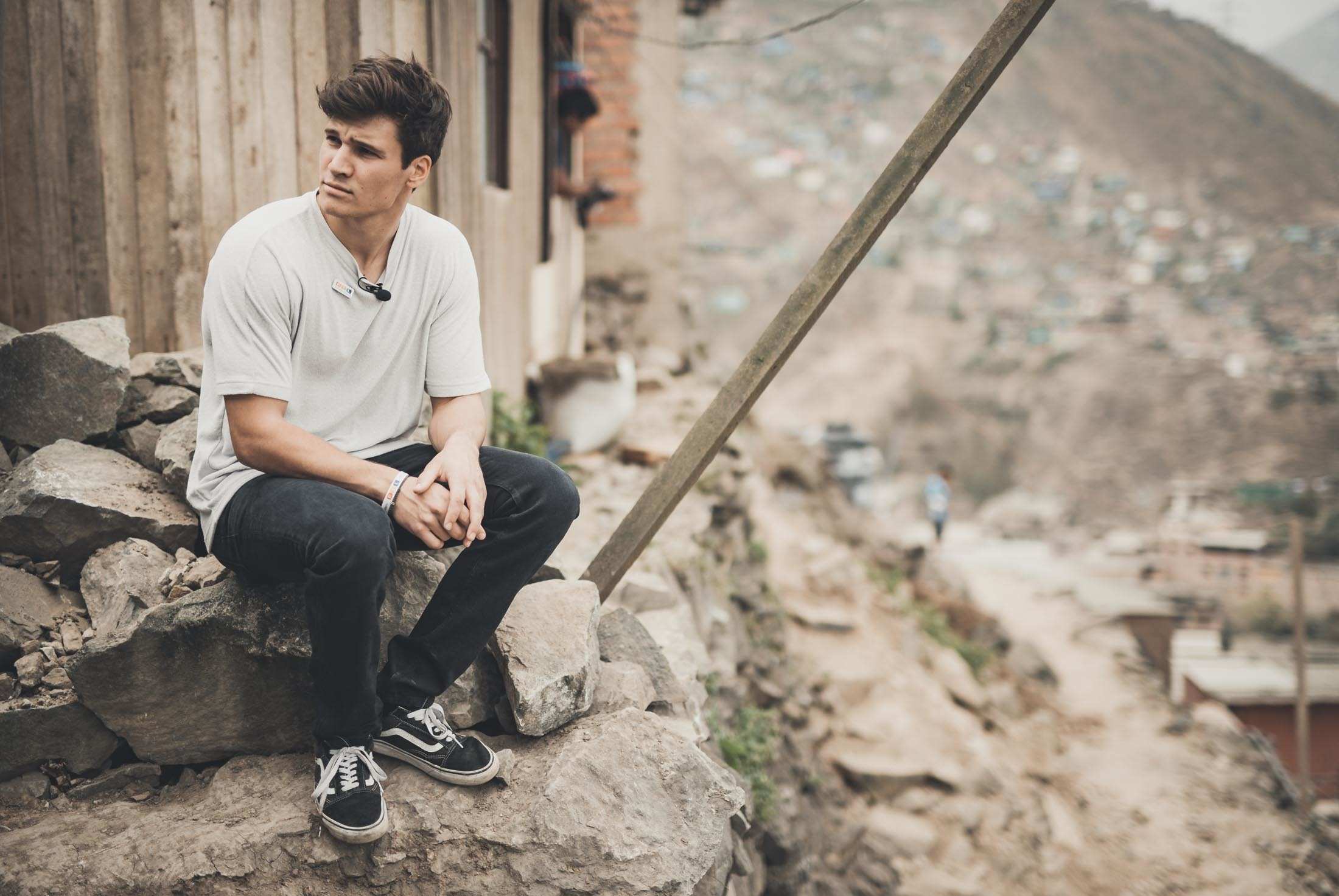 Wincent Weiss sitzt in den Bergen von Peru (Quelle: Kindernothilfe)