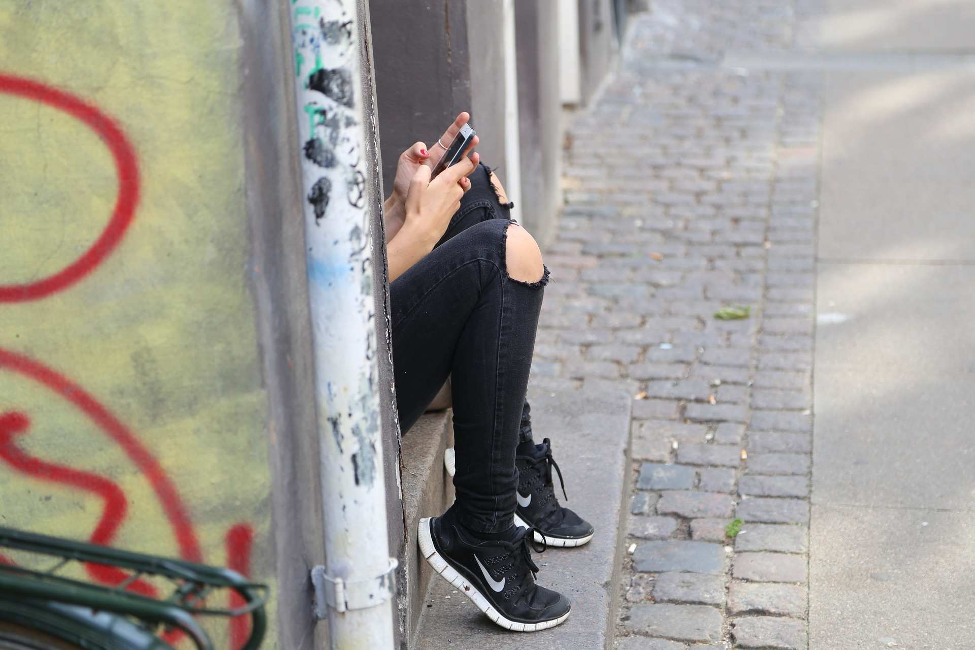 Symbolbild: Jugendliche hält ein Smartphone Symbolbild: Jugendliche hält ein Smartphone