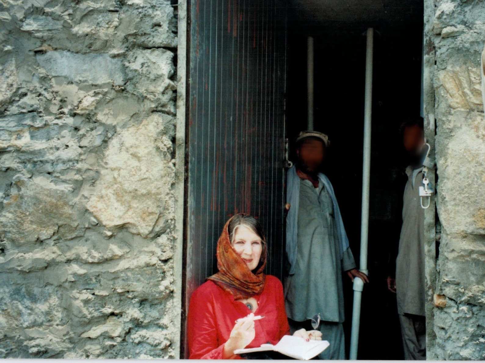 Hannelore Börgel sitzt in einem Hauseingang und schreibt (Quelle: privat) Hannelore Börgel sitzt in einem Hauseingang und schreibt (Quelle: privat)