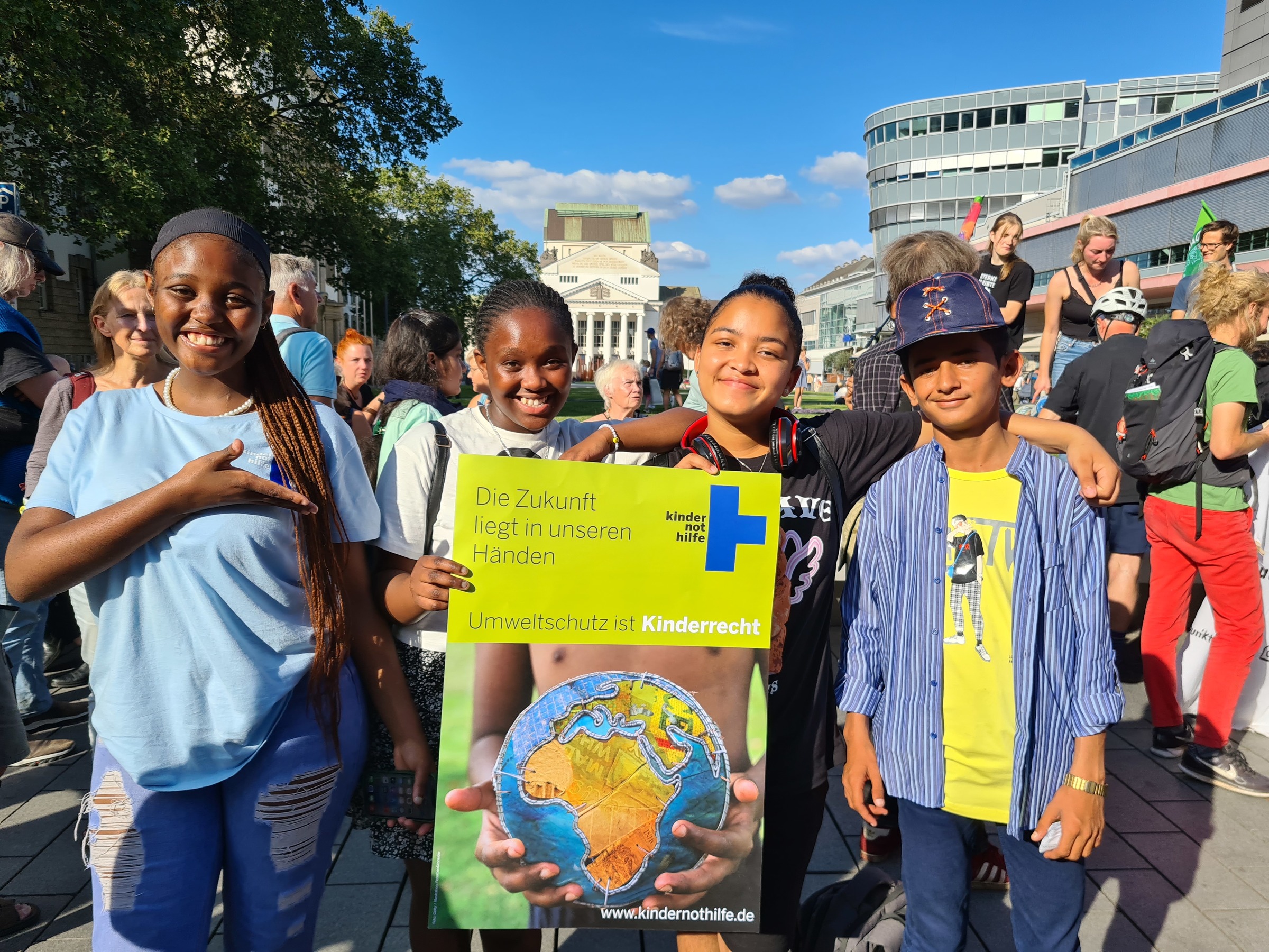 Jugendliche von unseren Partnerorganisationen YFC (Südafrika) und RASTI (Pakistan) beim Klimastreik am 15. September 2023 in Duisburg im Rahmen der Schultour und Jugendkonferenz (Quelle: Christopher Vent) Jugendliche von unseren Partnerorganisationen YFC (Südafrika) und RASTI (Pakistan) beim Klimastreik am 15. September 2023 in Duisburg im Rahmen der Schultour und Jugendkonferenz (Quelle: Christopher Vent)