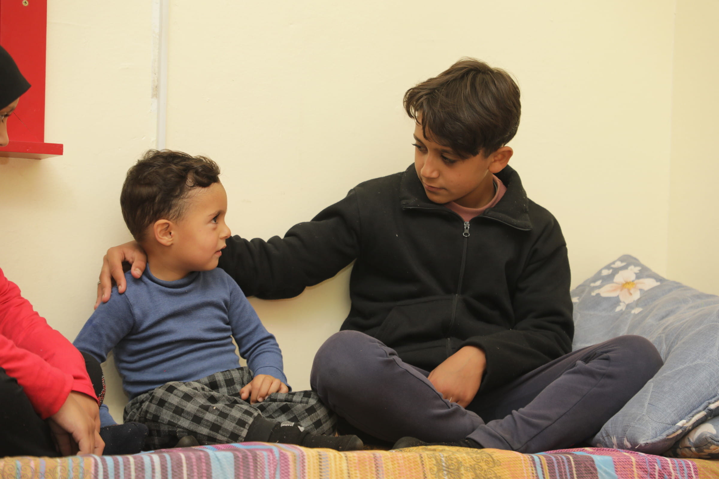 Zwei libanesische Jungen sitzen nebeneinander und blicken einander an. (Foto: Kindernothilfe-Partner) Zwei libanesische Jungen sitzen nebeneinander und blicken einander an. (Foto: Kindernothilfe-Partner)